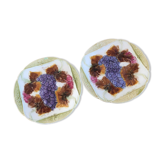 Deux assiettes à dessert anciennes en barbotine. motifs "raisins et feuillages"