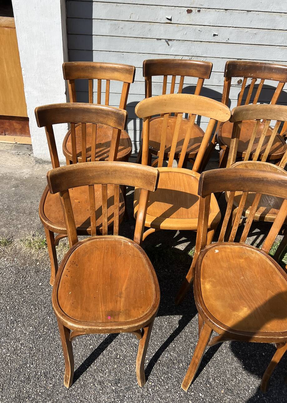 (Lot) 14 honey-coloured bistro chairs (Baumann)