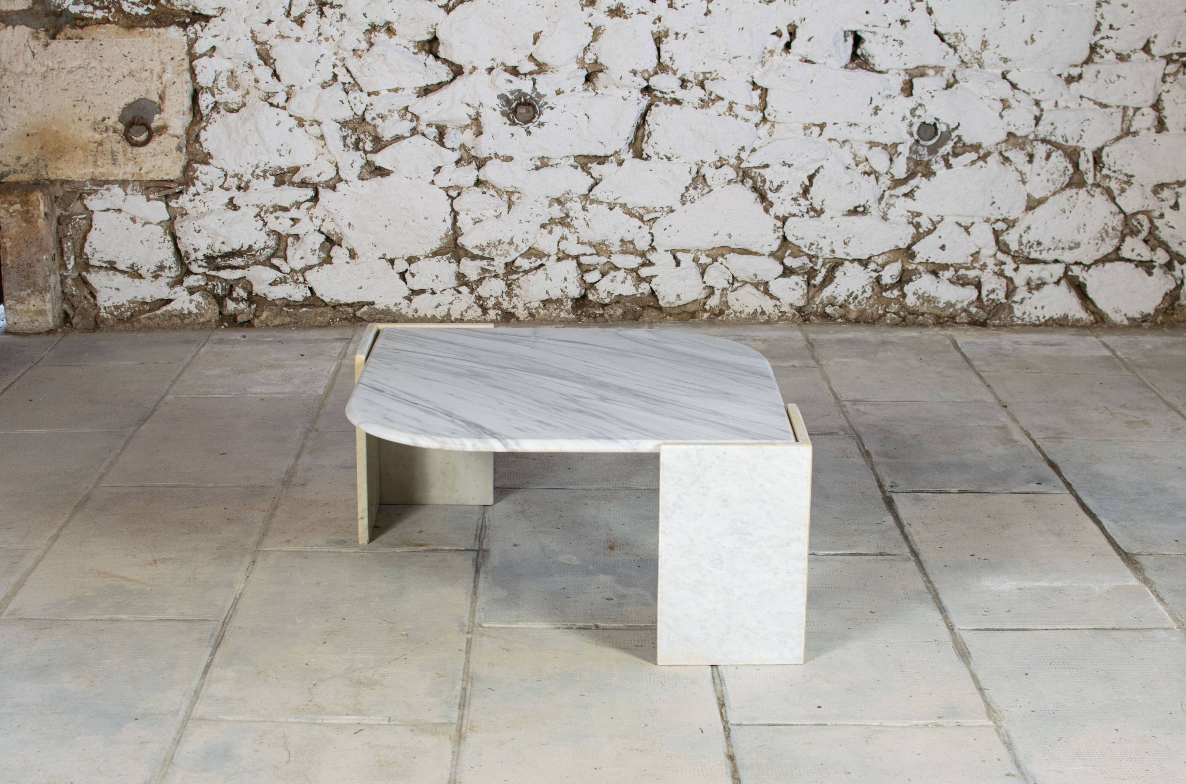 Table basse en marbre forme oeil 1970