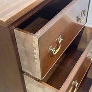 Chiffonnier anglais en acajou des années 1950