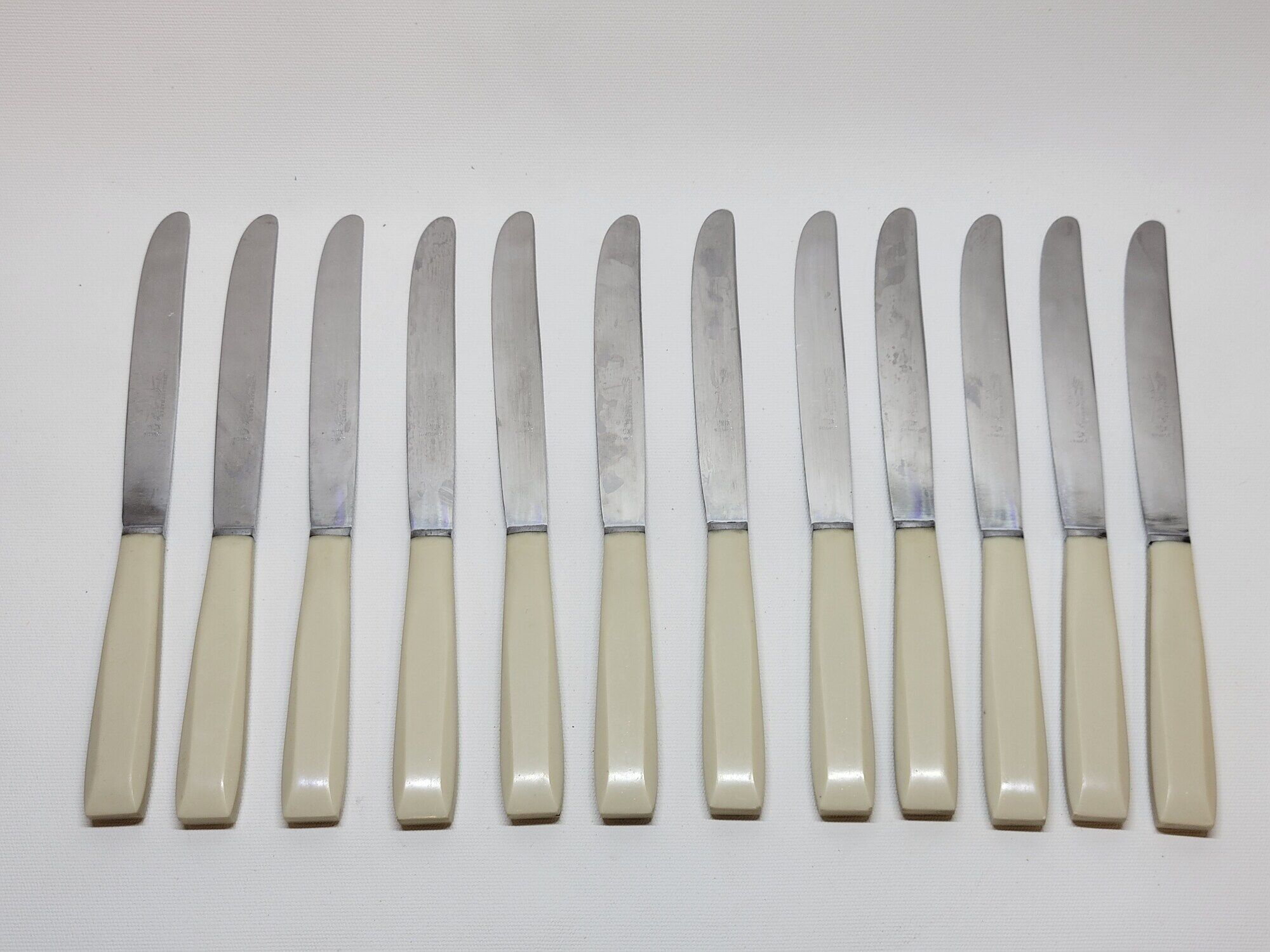 Household box of 12 vintage stainless steel knives and unbreakable resin