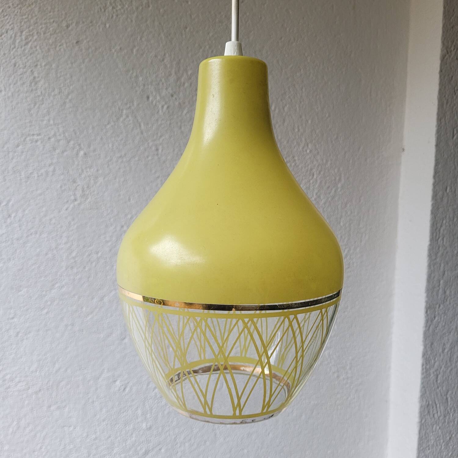 Suspension en verre opalin jaune chartreuse & décor géométrique doré