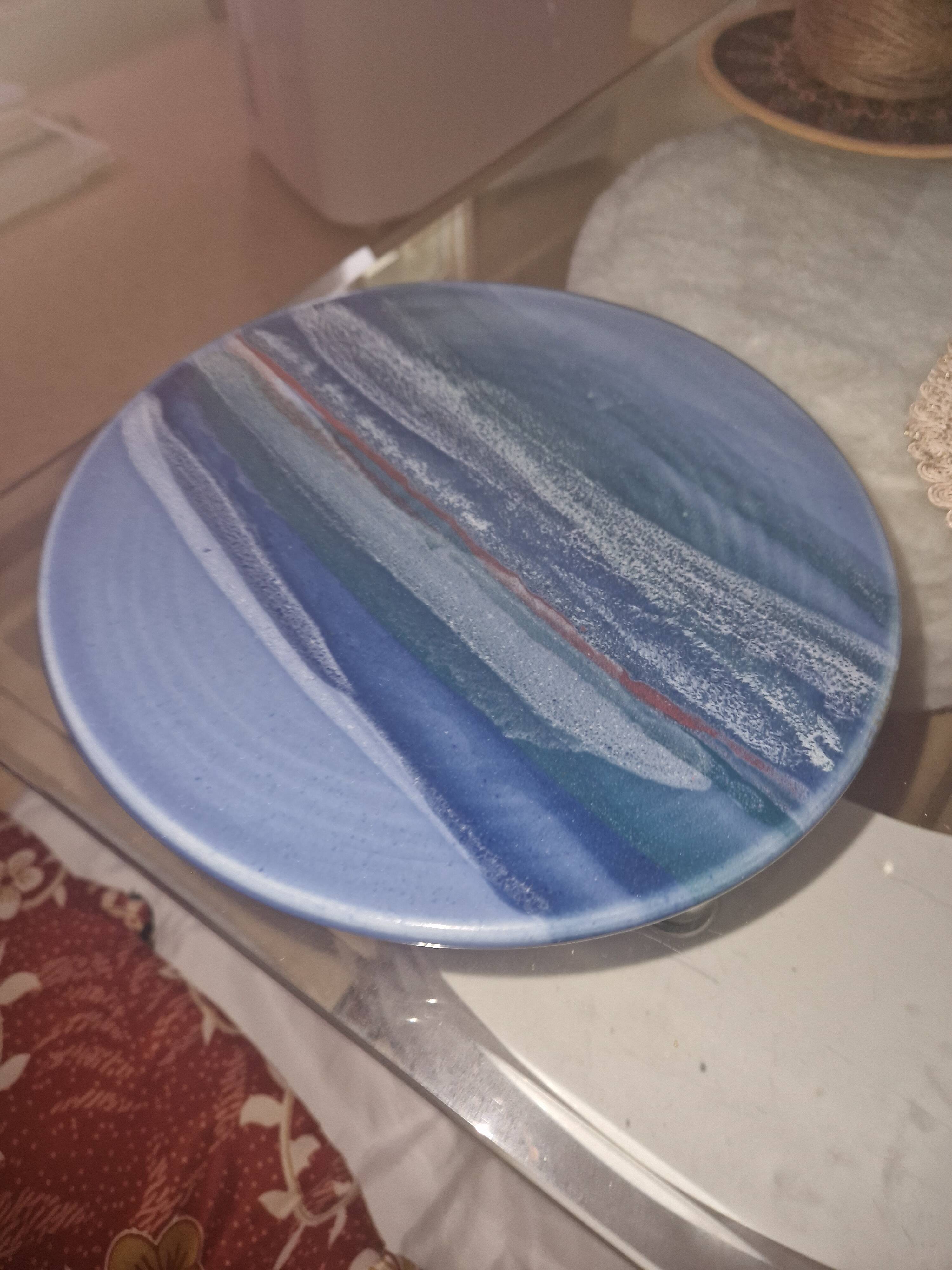 Plat rond en céramique d'art bleue - Signé Robinson