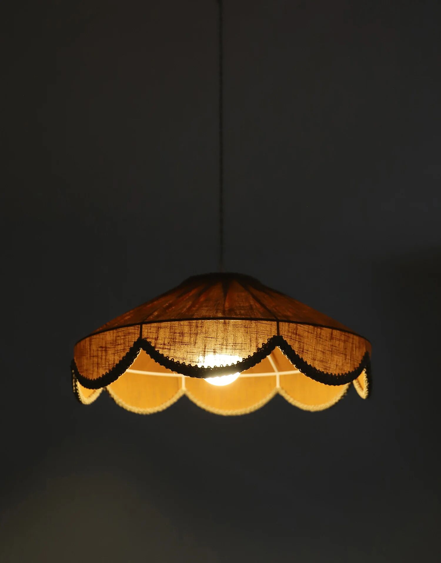 Suspension in a solid floral shape Cosette "caramel"