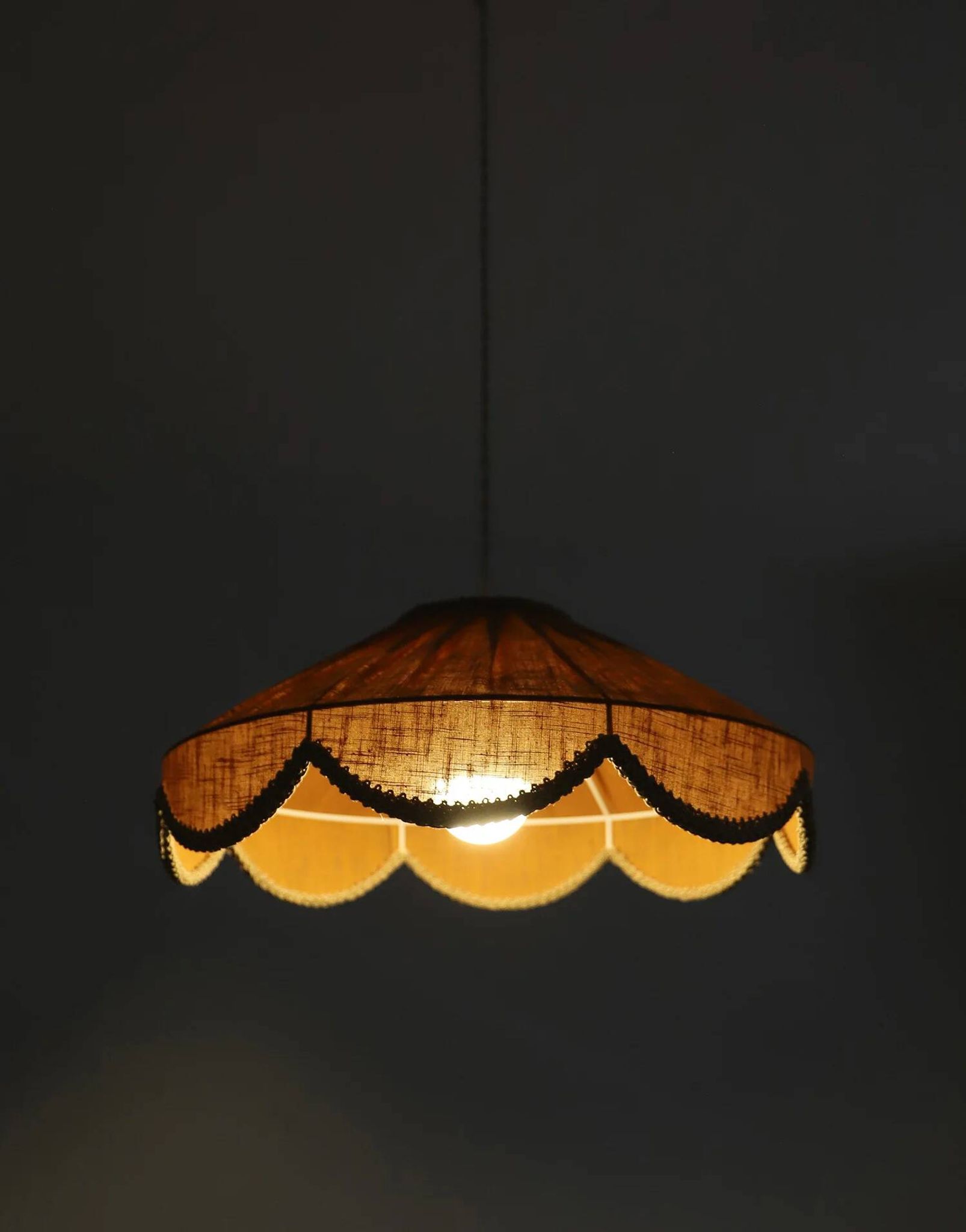 Suspension in a solid floral shape Cosette "caramel"