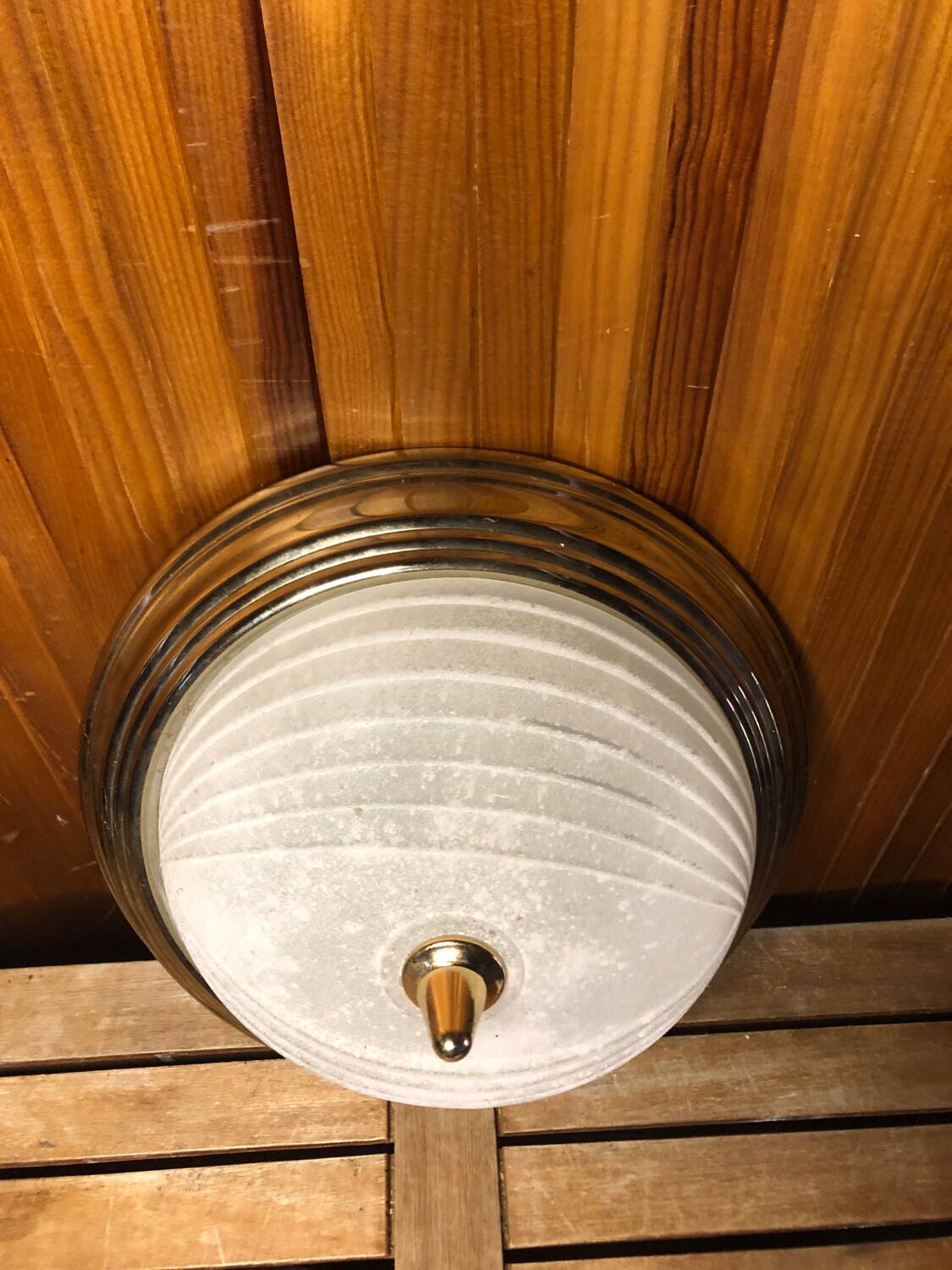 Ancien plafonnier verre moulé contour dore