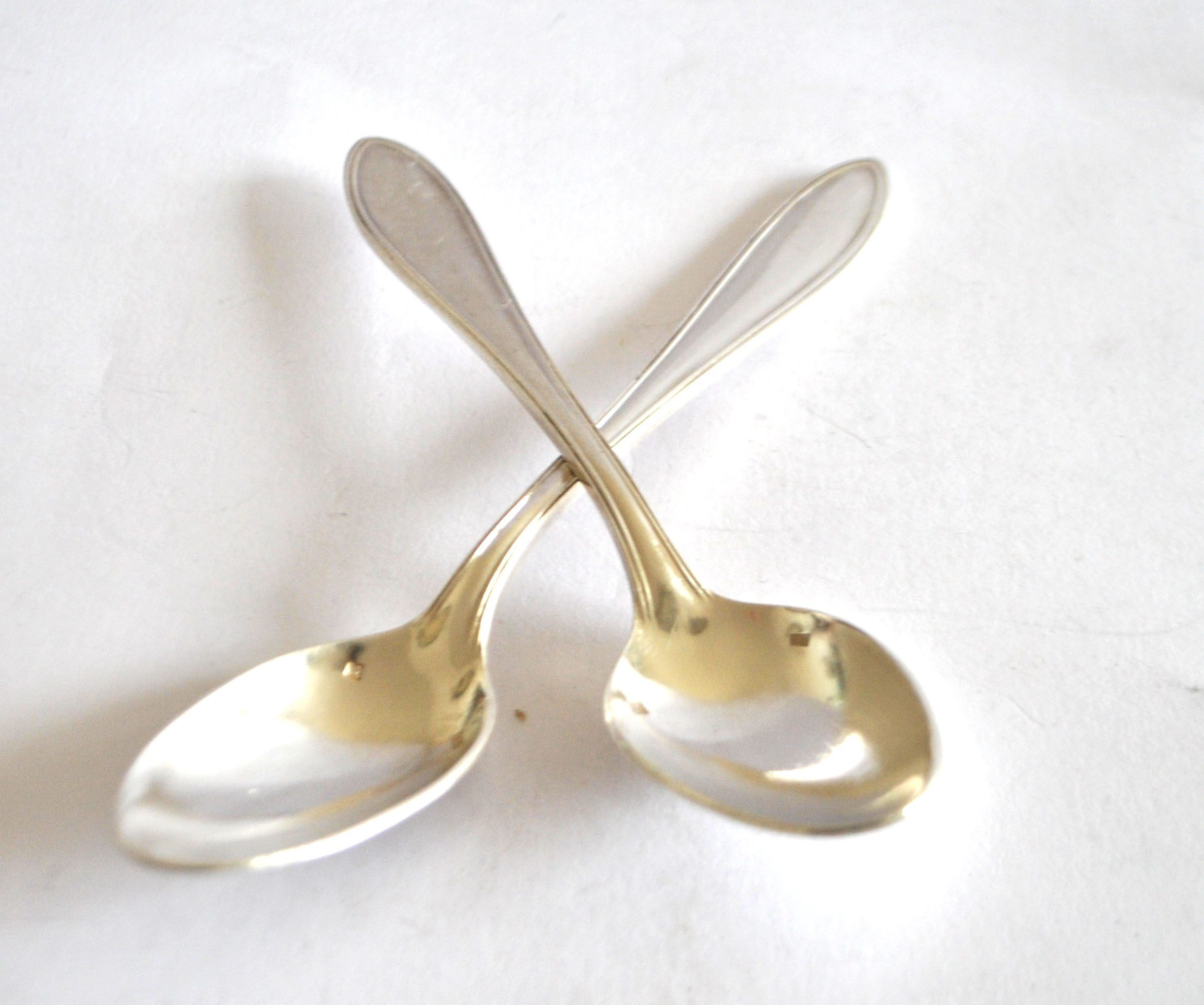 Set of 2 silver-plated teaspoons with a gold filigree design, 13.5 cm.