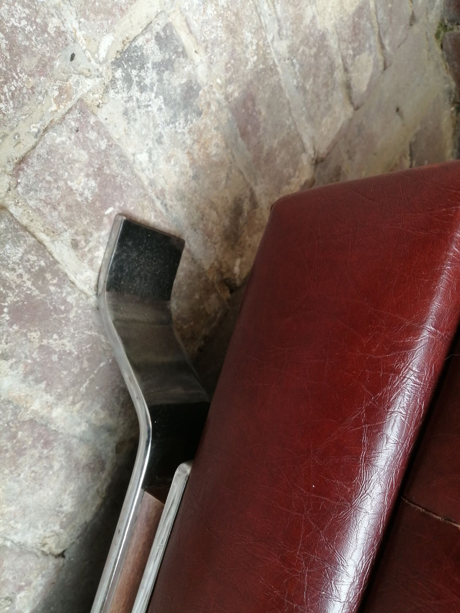 Couple de fauteuil en simili cuir rouge bordeaux, annees 70
