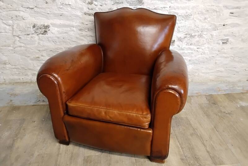 Club chair with a moustache backrest