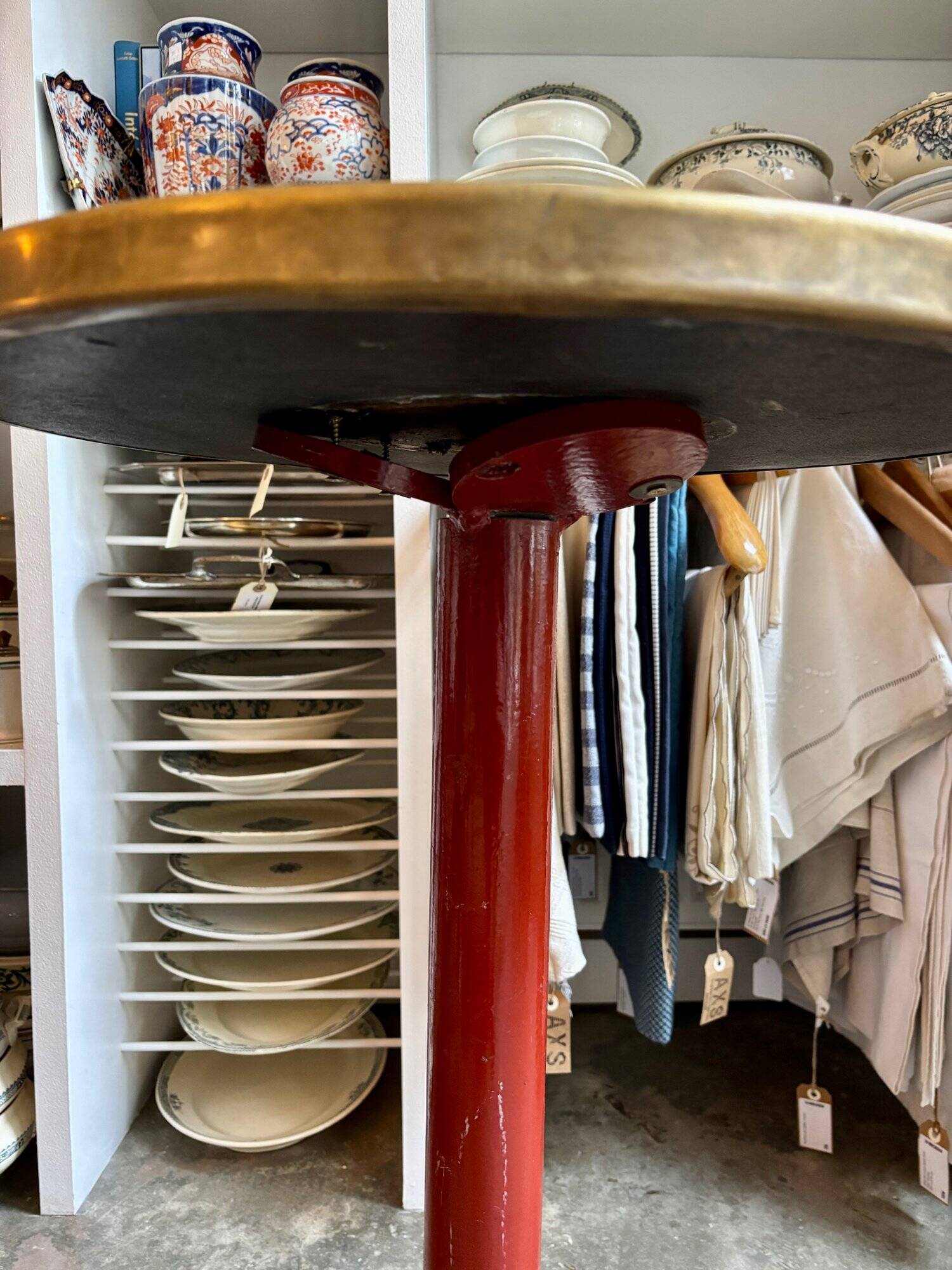 Table bistrot en métal bordeaux et mélaminé écru
