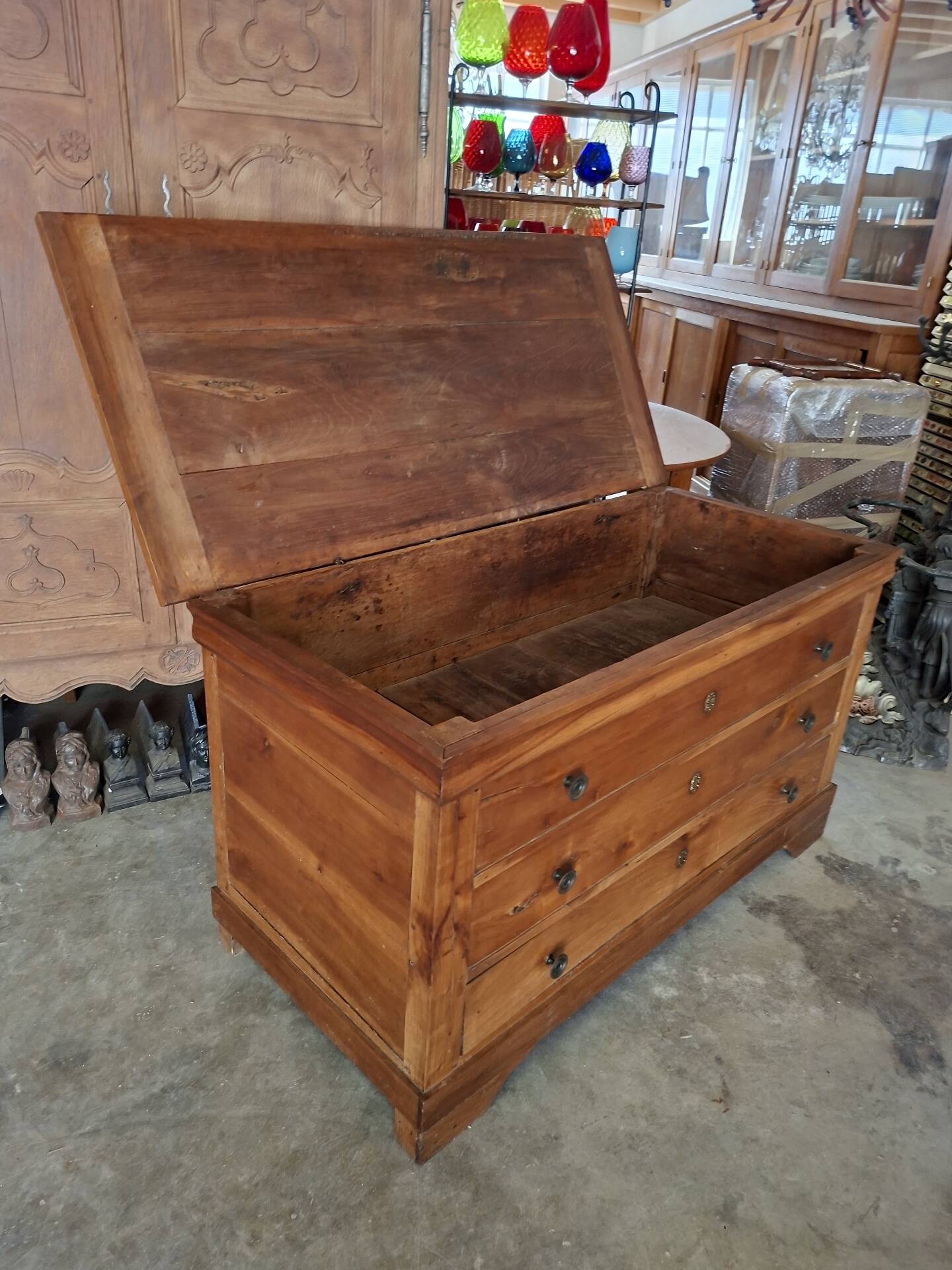 Louis Philippe 19th-century chest of drawers in solid walnut.