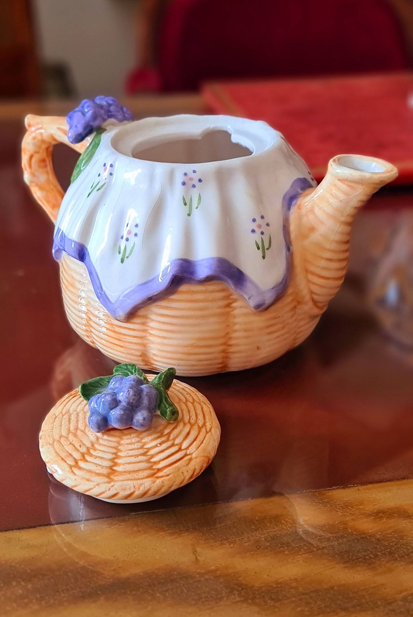 Théière en barbotine motifs Raisins