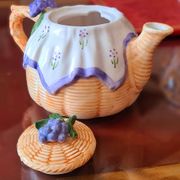 Théière en barbotine motifs Raisins