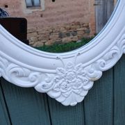 Miroir ovale avec cadre blanc 