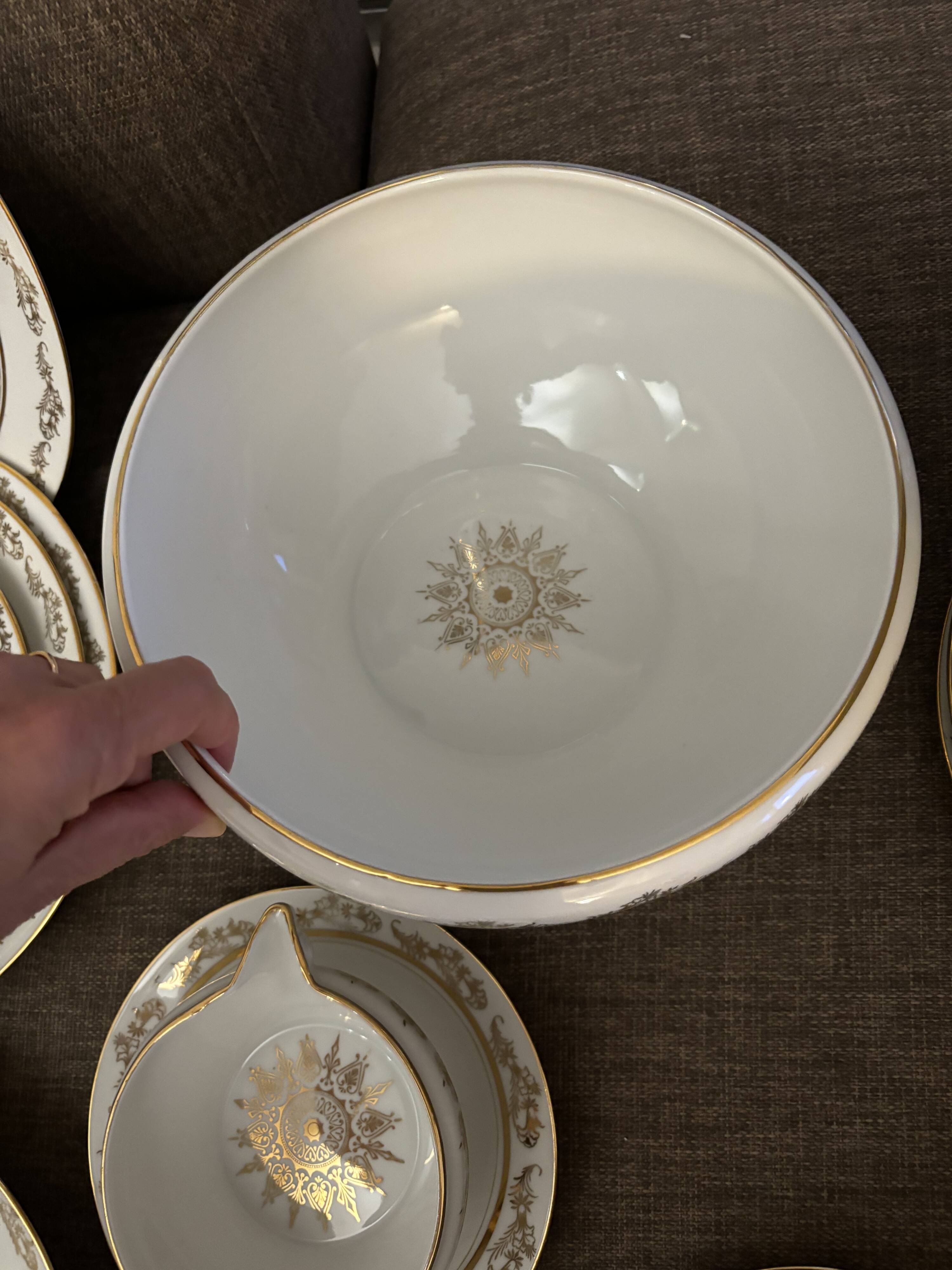 Magnifique service en porcelaine blanche et doree