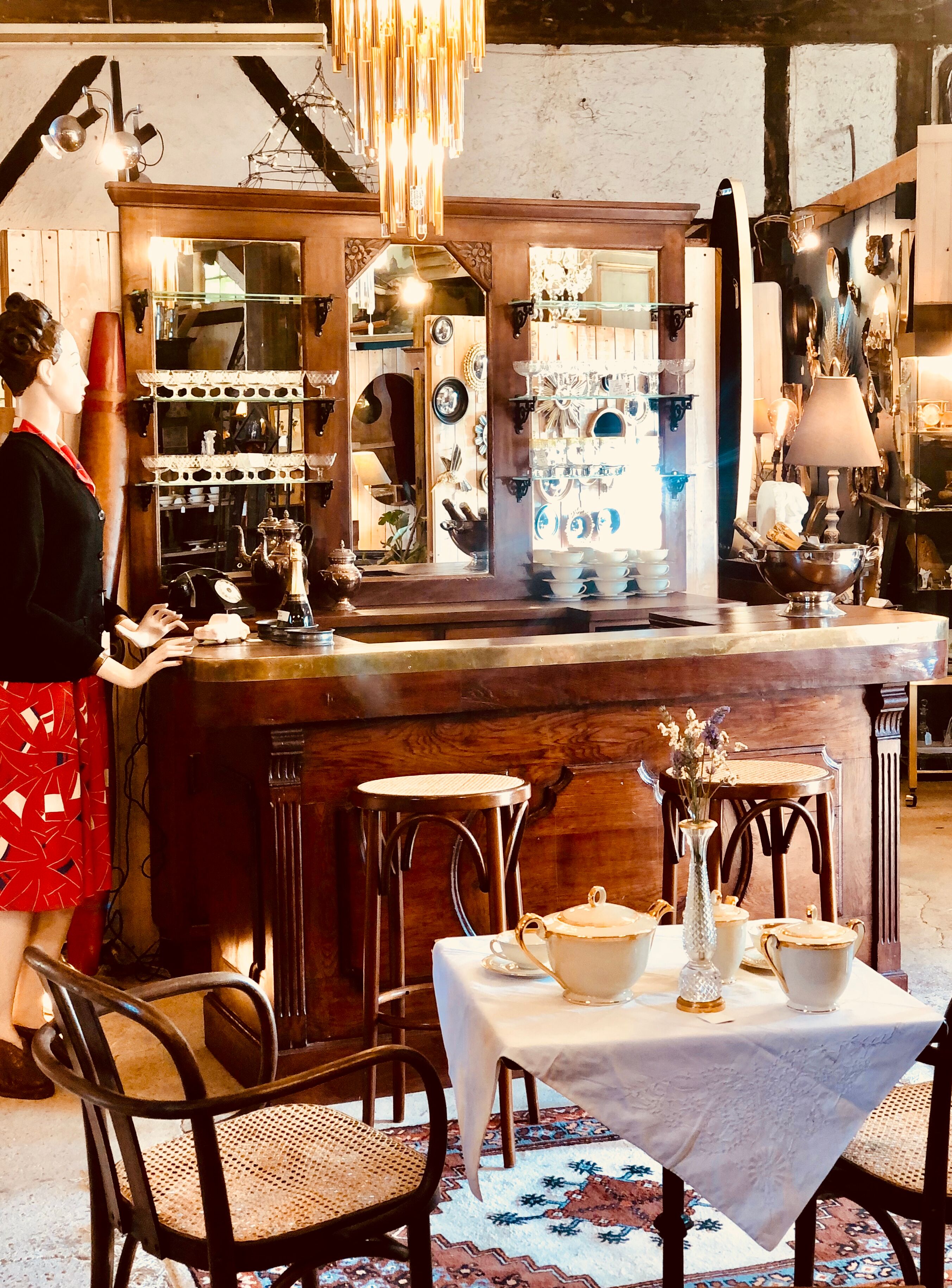 Oak counter bar and its back bistro glass bar 1900s/1930s