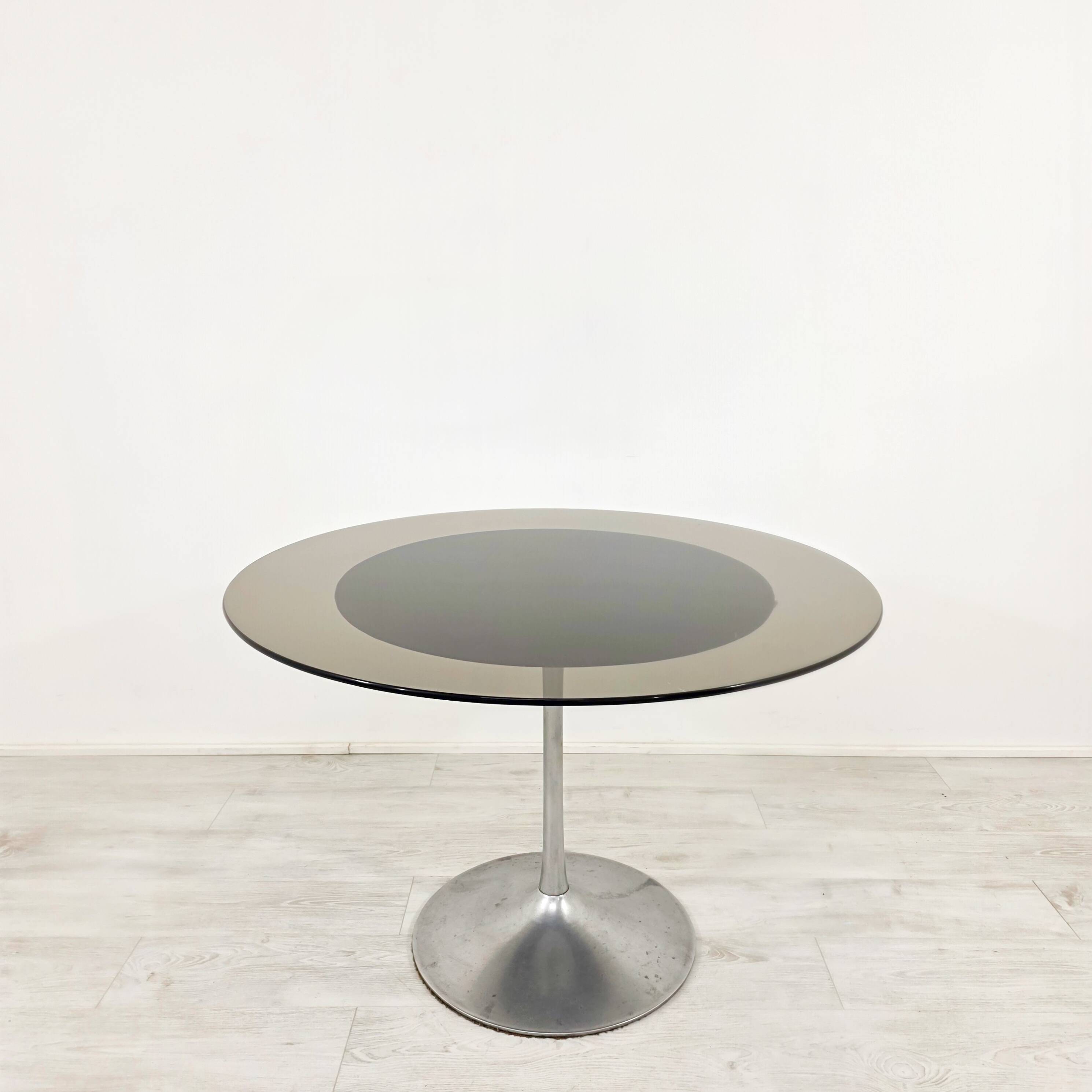 Round tulip table in smoked glass 1970