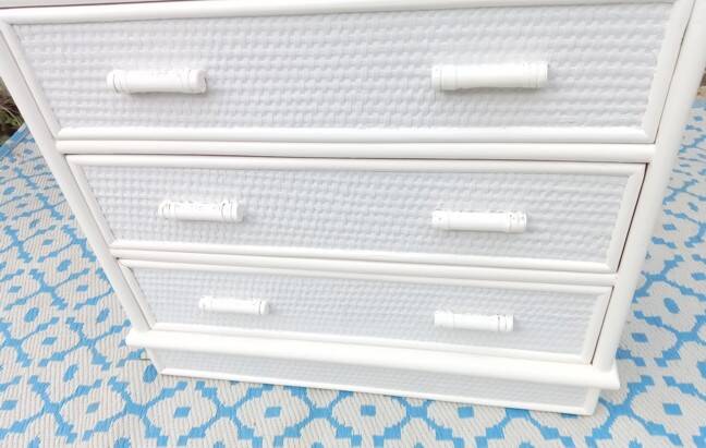 Commode blanche en rotin