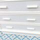 Commode blanche en rotin