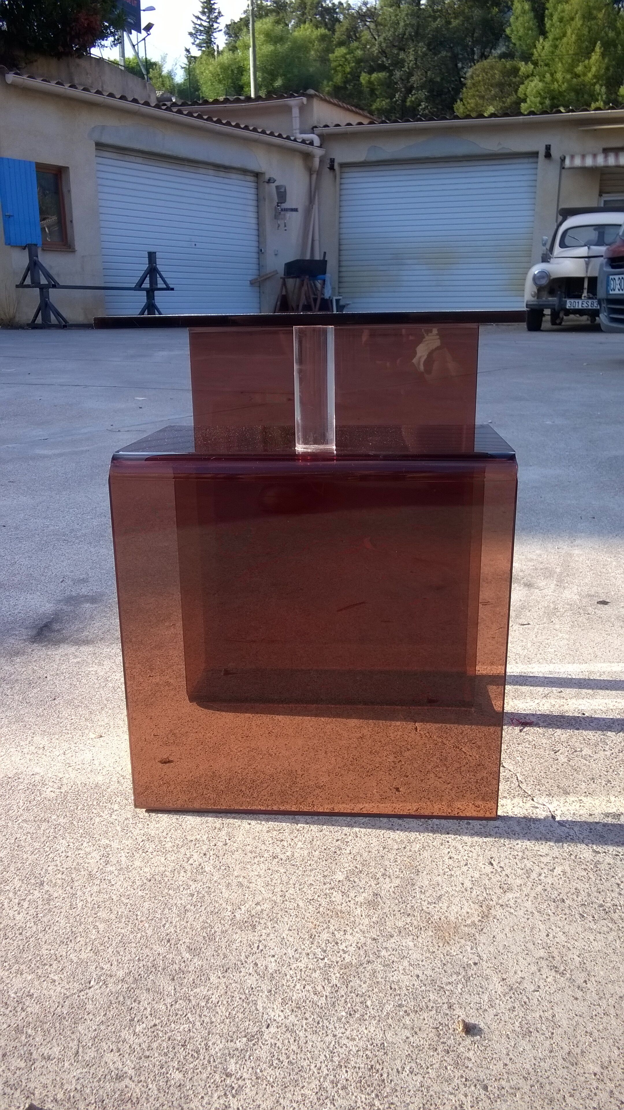 Smoked altuglas sofa tip