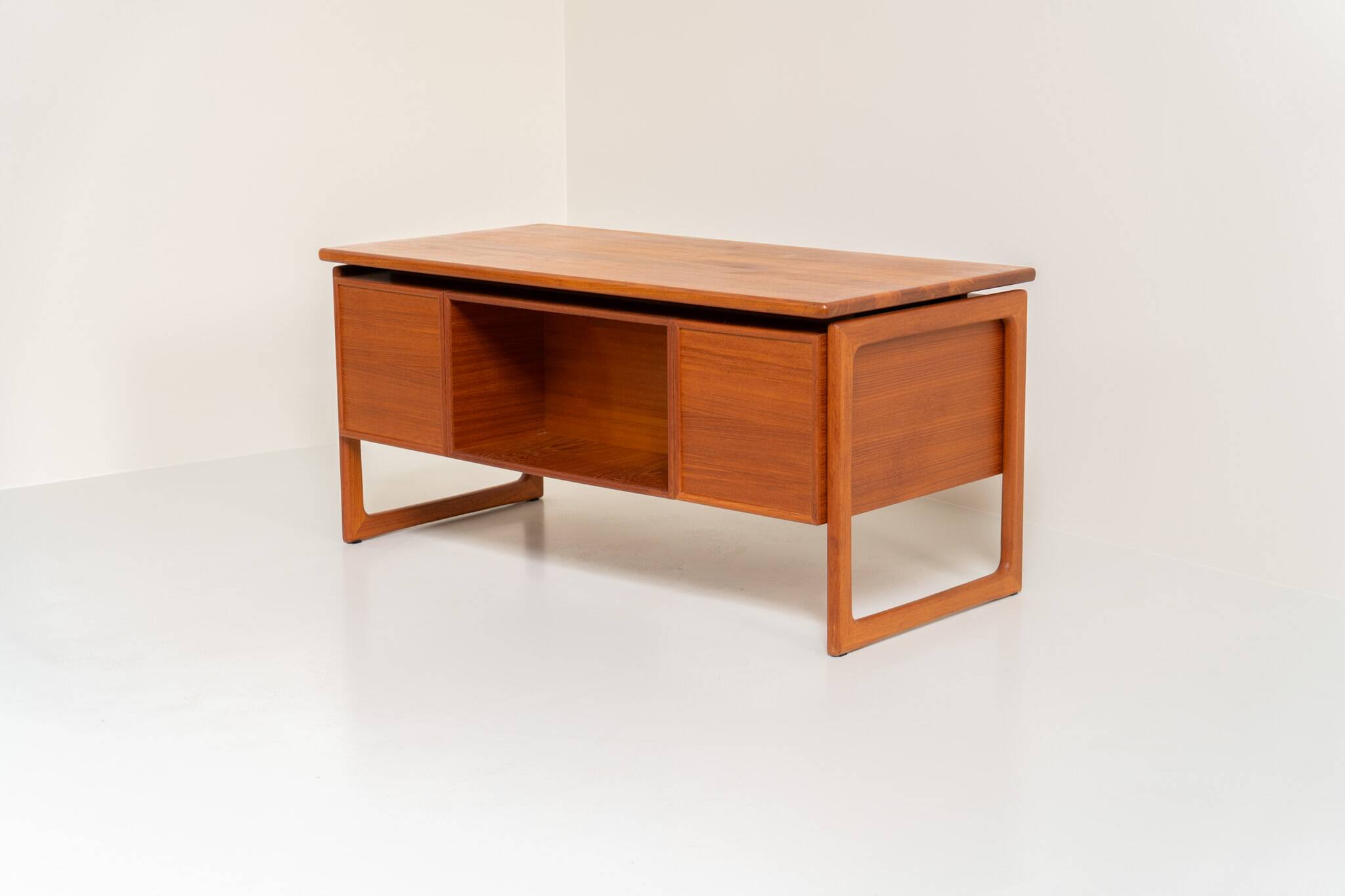 Bureau exécutif en teck par G.V. Møbler