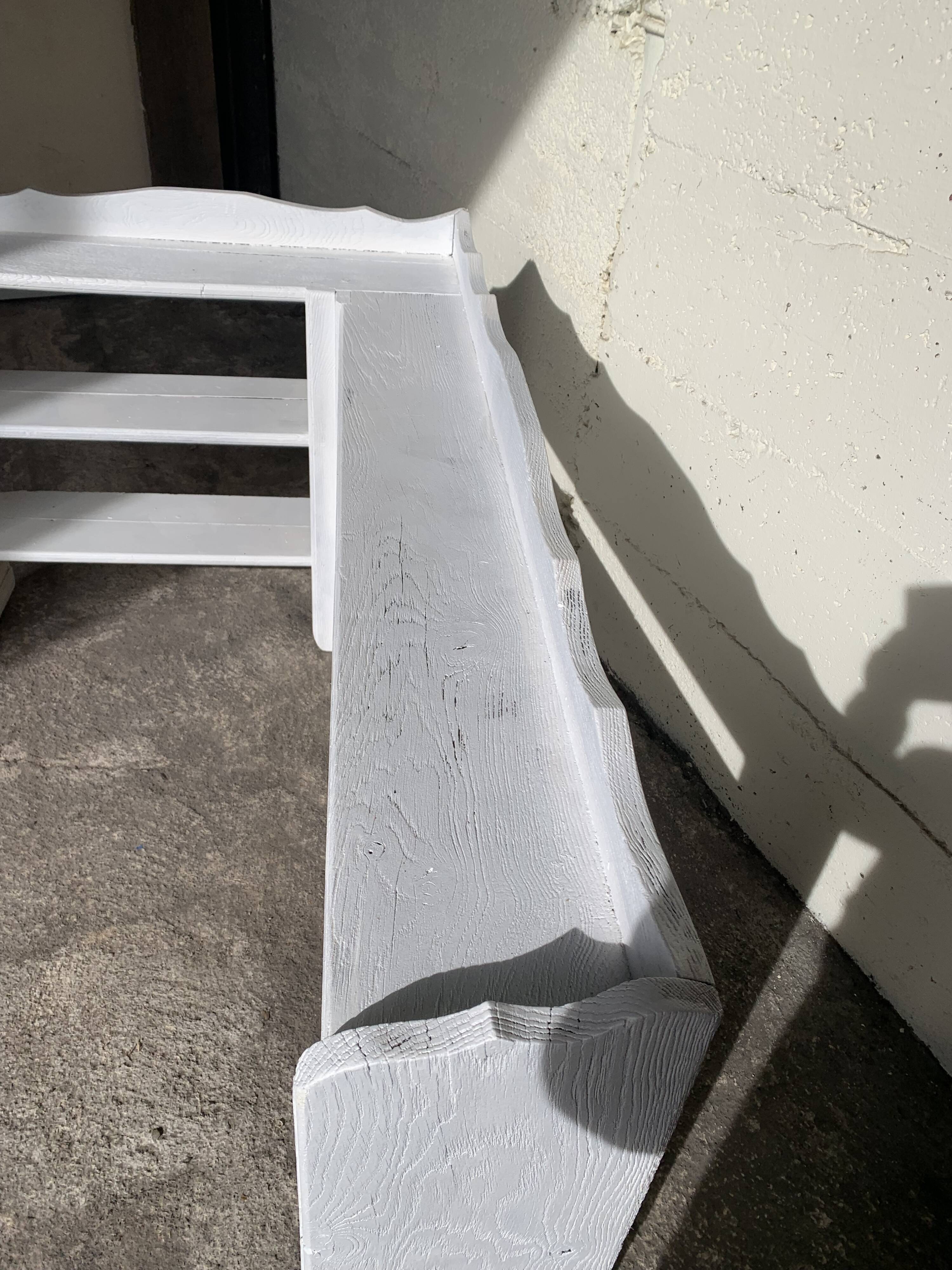 Country corner shelf