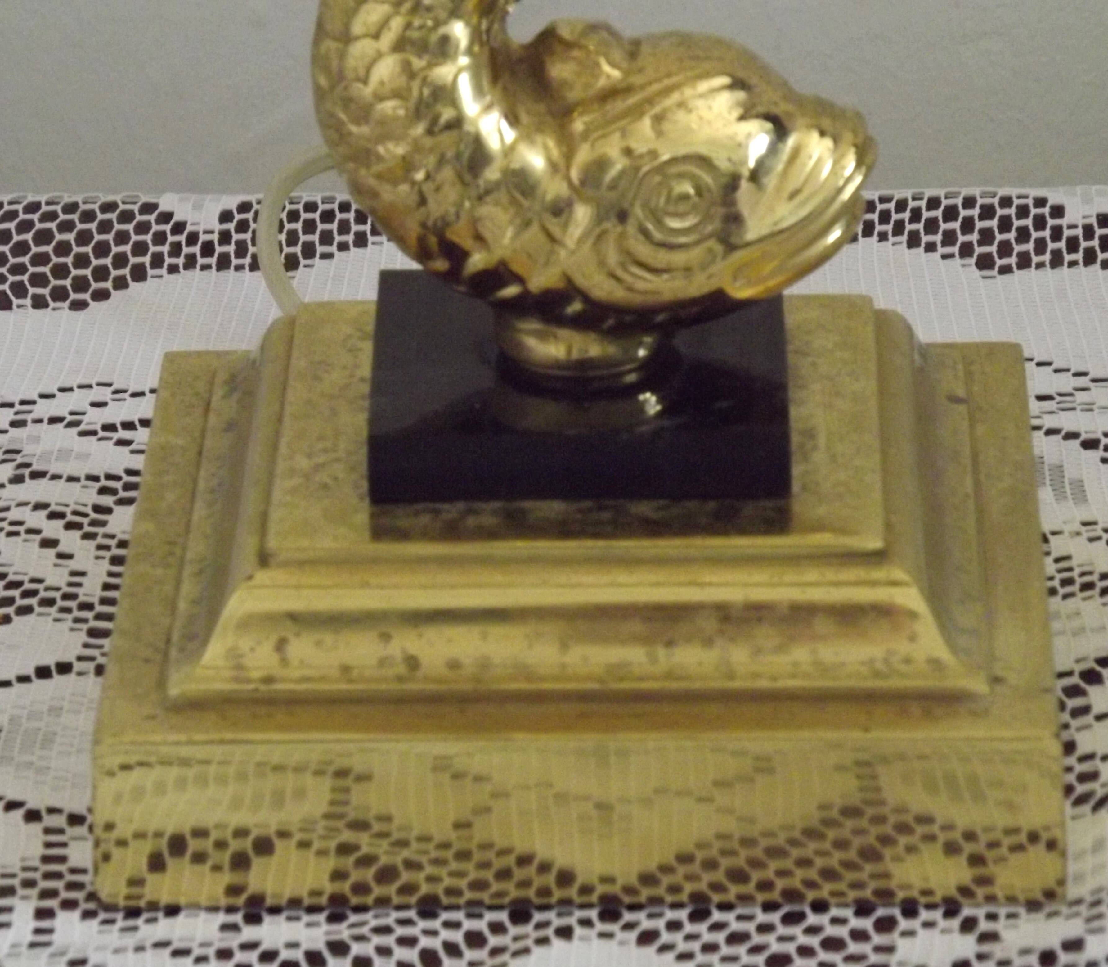 Lampe de bureau/lampe de table en laiton vintage français avec base en forme de poisson koi.