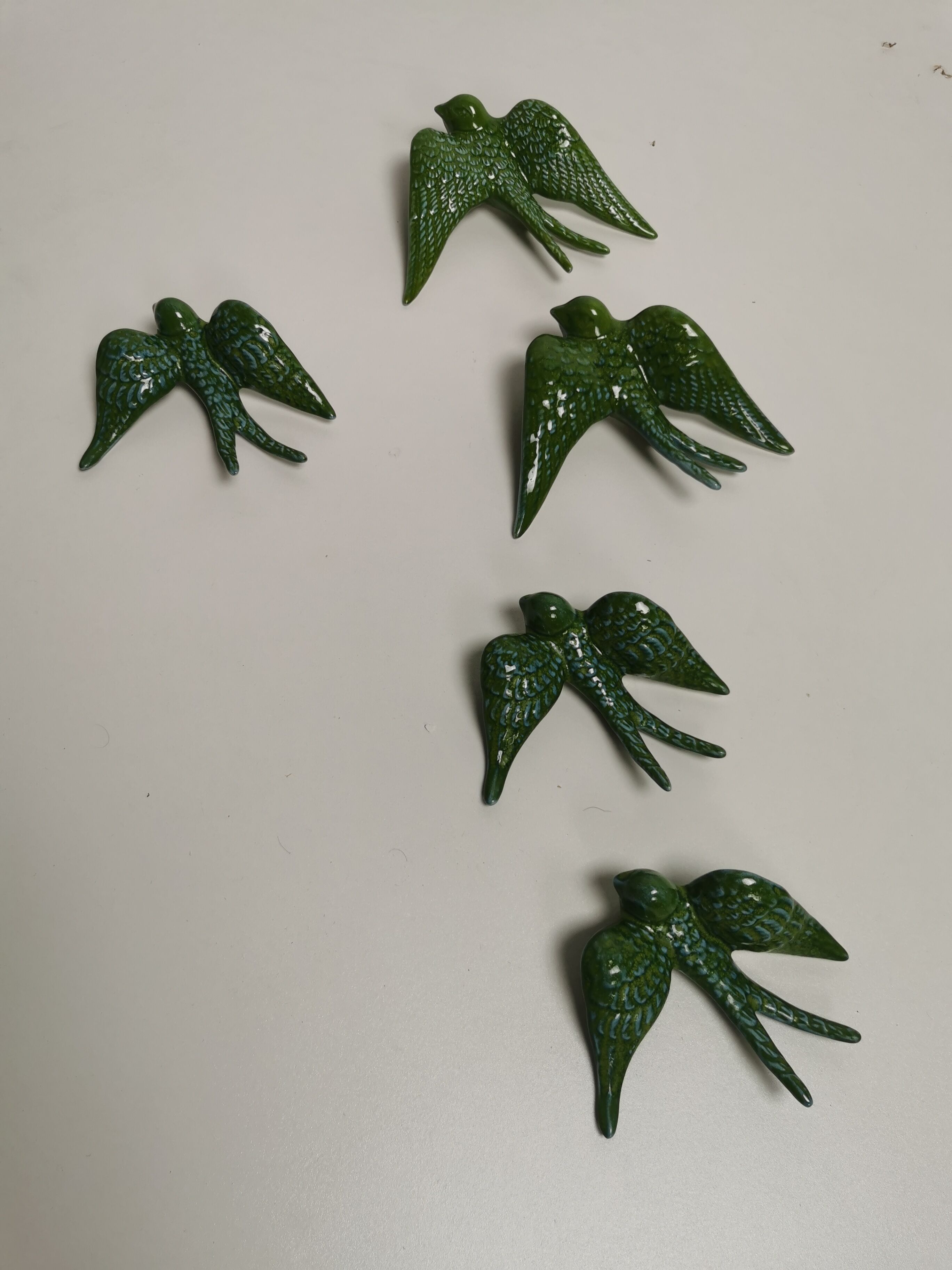 Batch of green swallows in ceramic