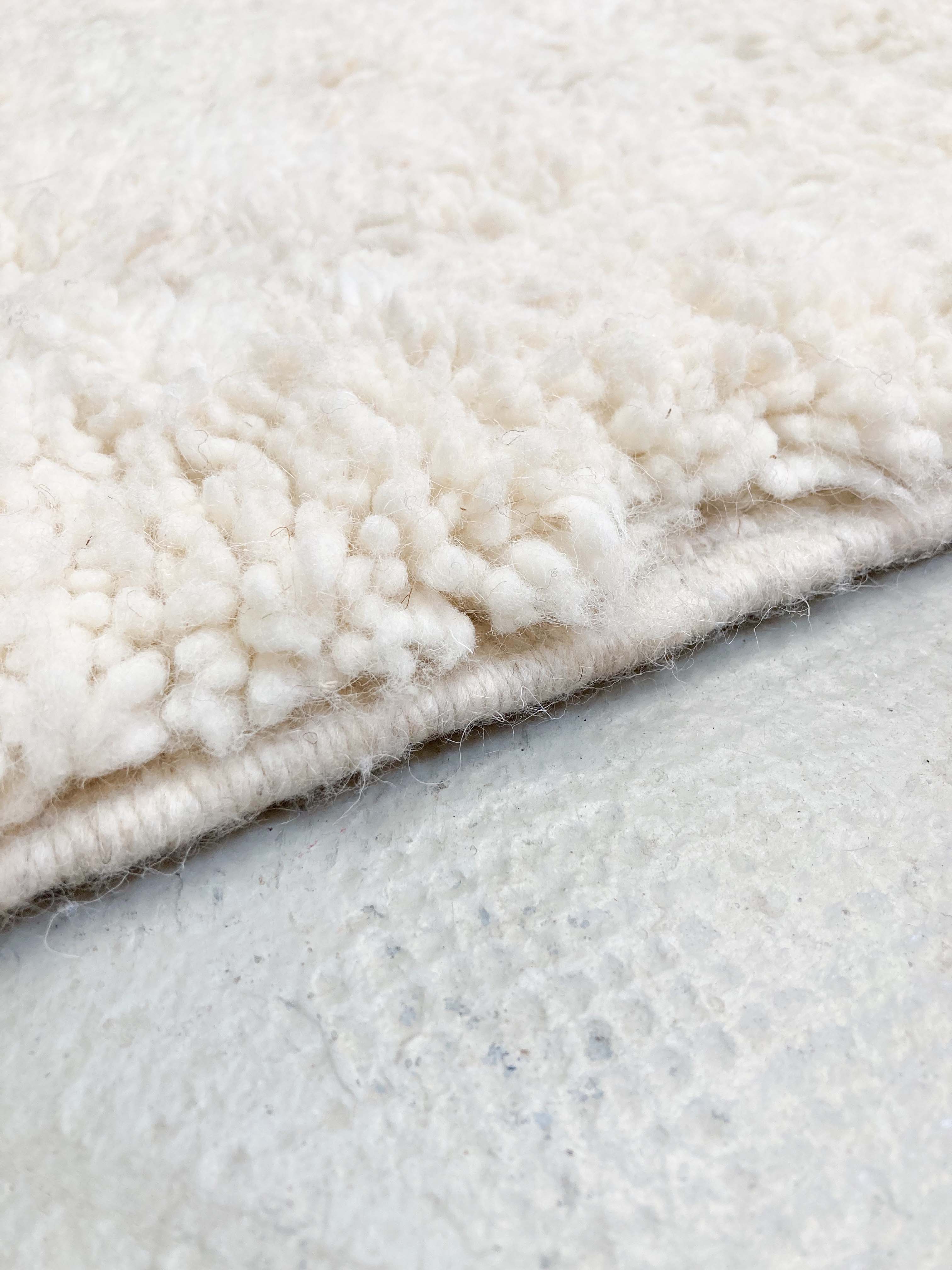 Berber carpet beni ouarain unbleached plain with large diamonds engraved 254x157m