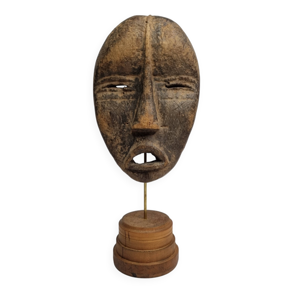 Masque passeport Dan ancien en bois sculpté 15 cm, avec support — Beyit