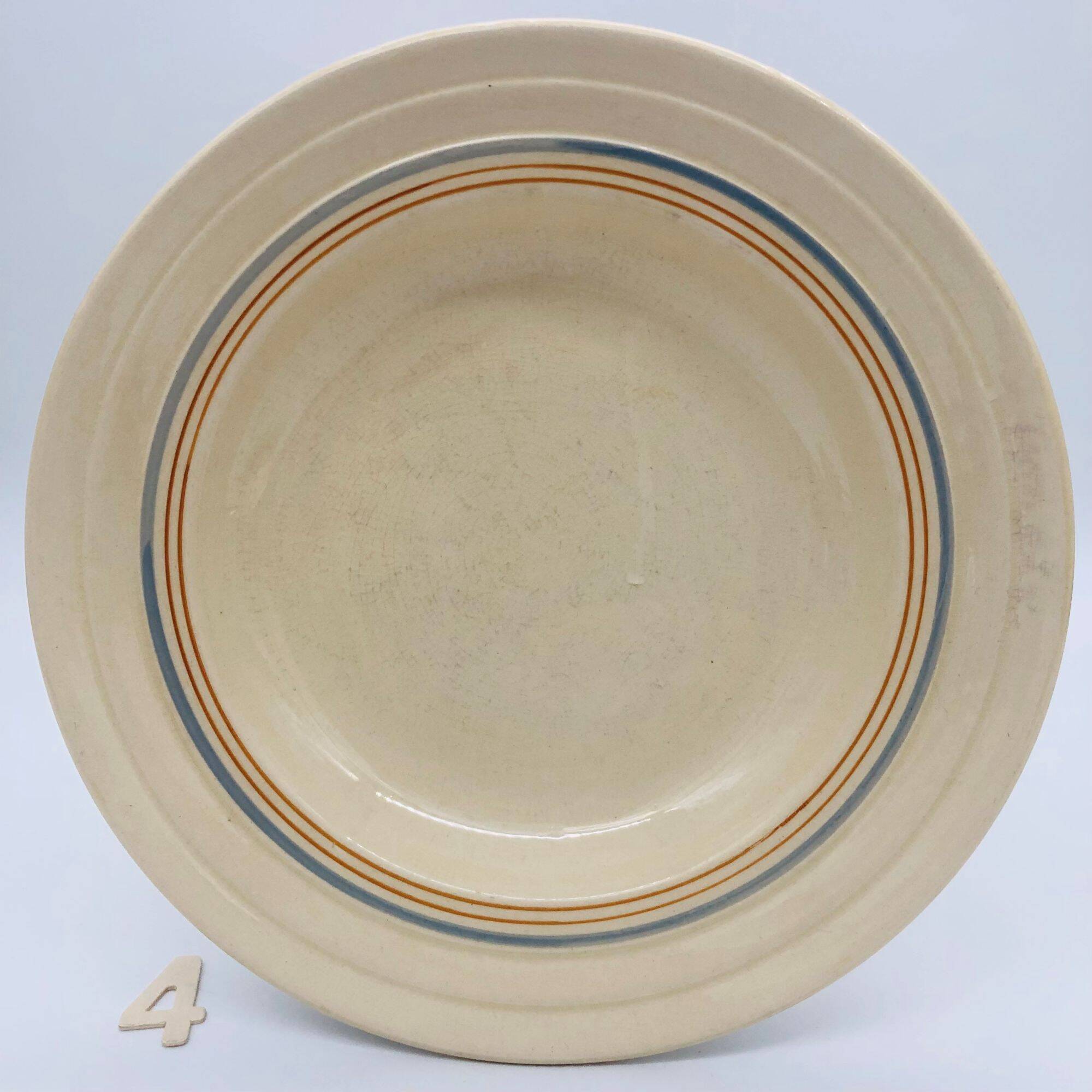 6 assiettes creuses avec de fin décor de liserés bleu et brun.