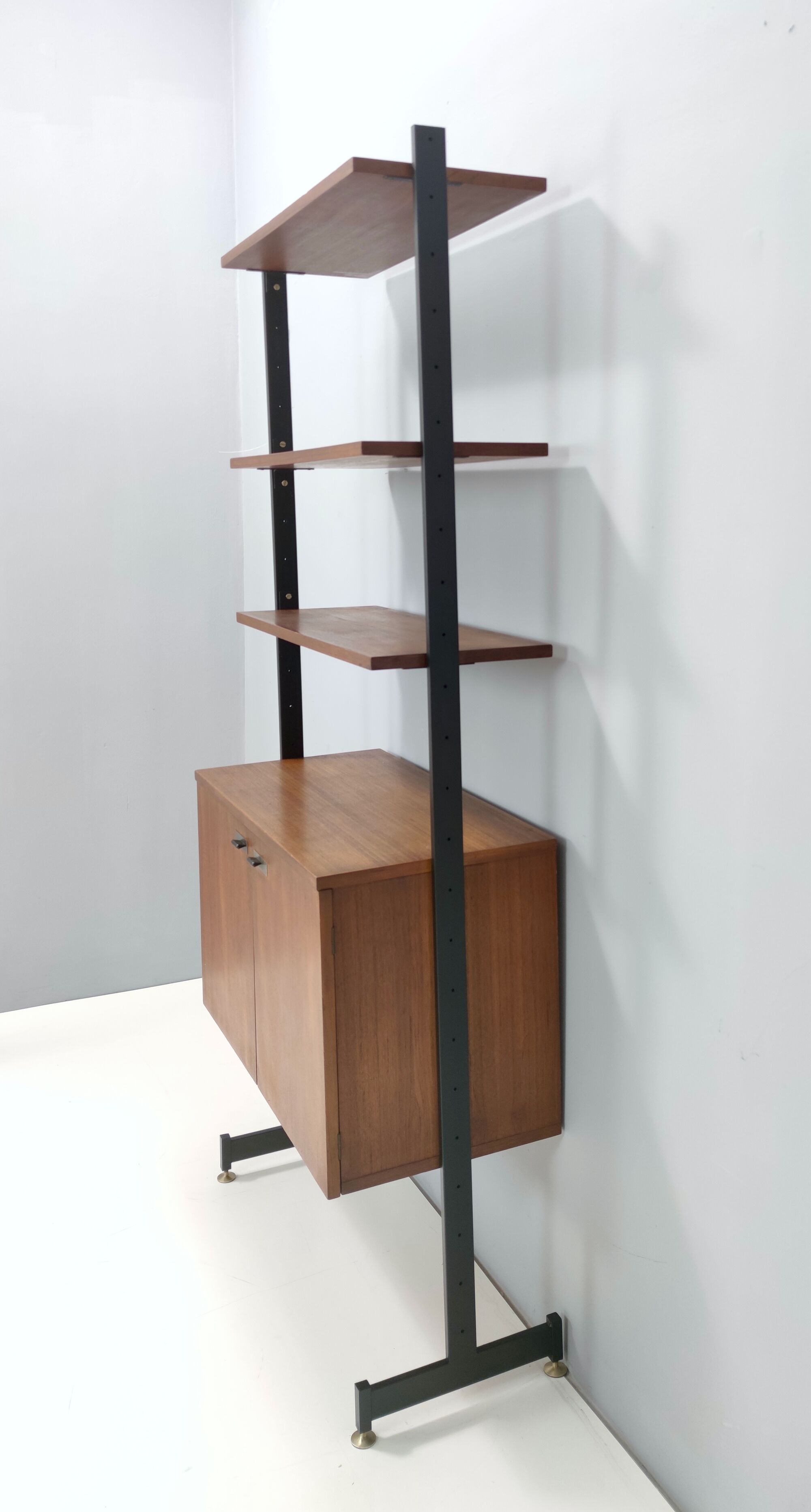 Étagère en bois vintage avec des détails en laiton et en métal vernis, Italie
