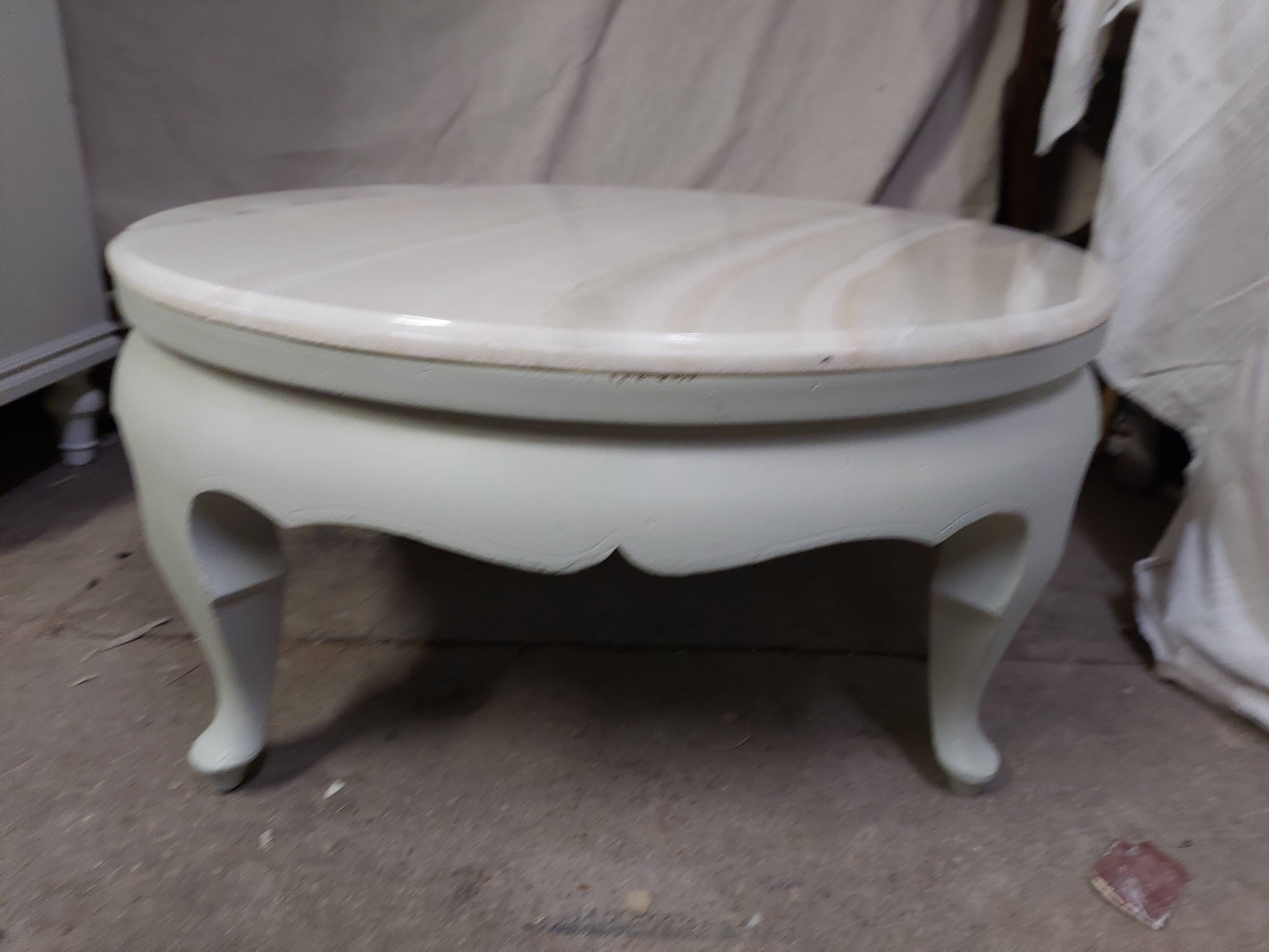 Table basse ronde avec plateau en marbre