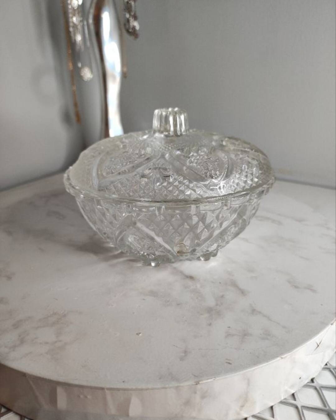 Bonbonnière vintage en verre ciselé