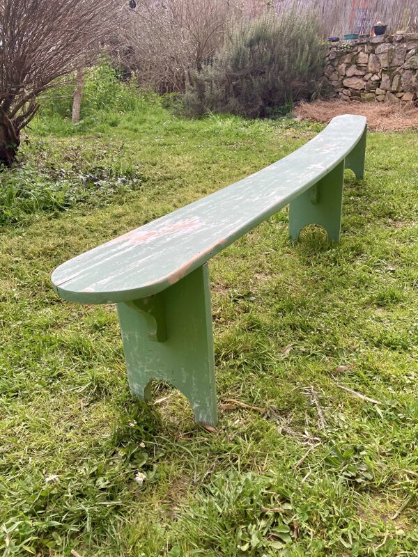 Ancien banc de ferme courbé en bois