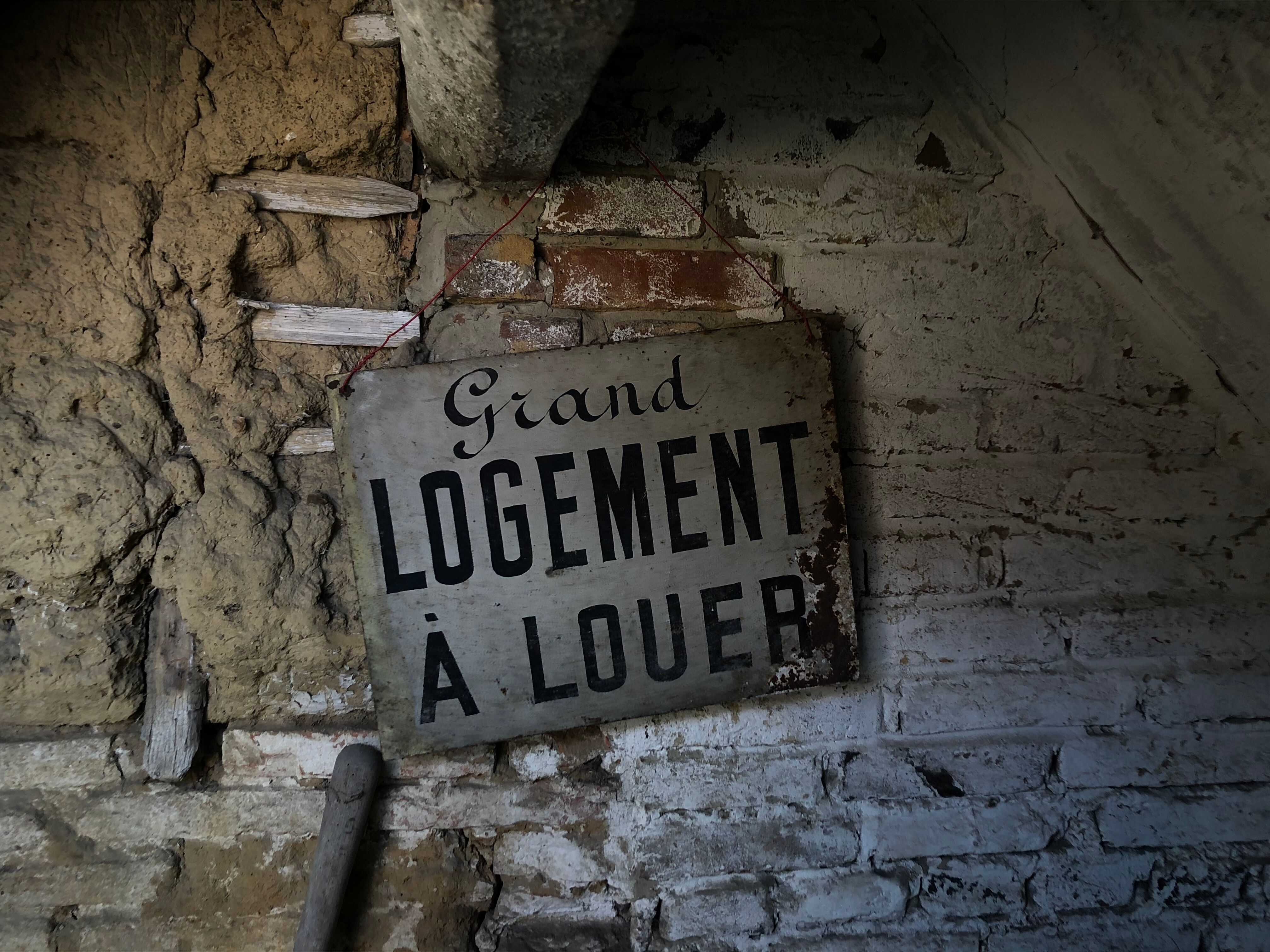 Double-sided painted panel. Large accommodation for rent