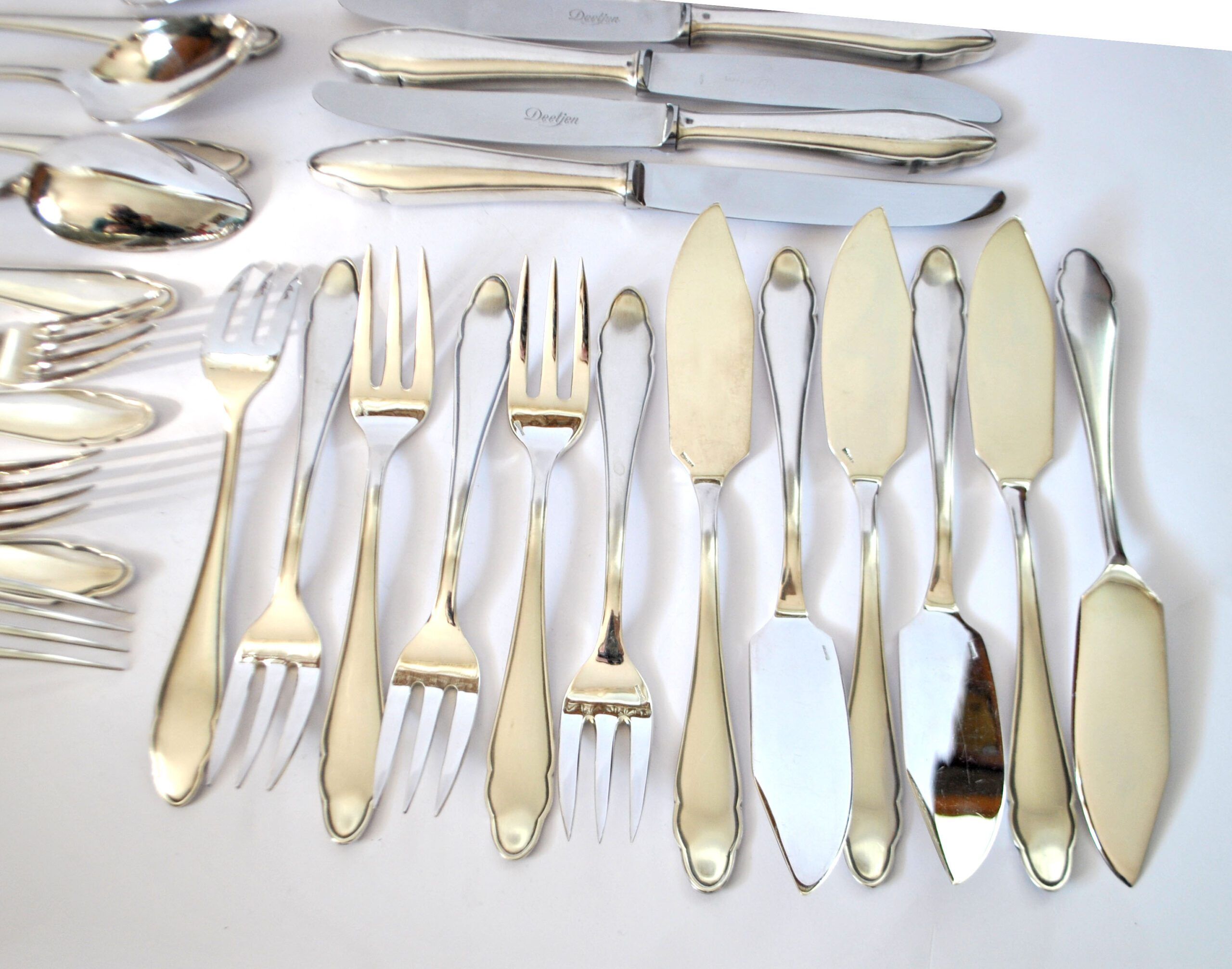 DEETJEN 30-piece modernist cutlery set with scalloped edges