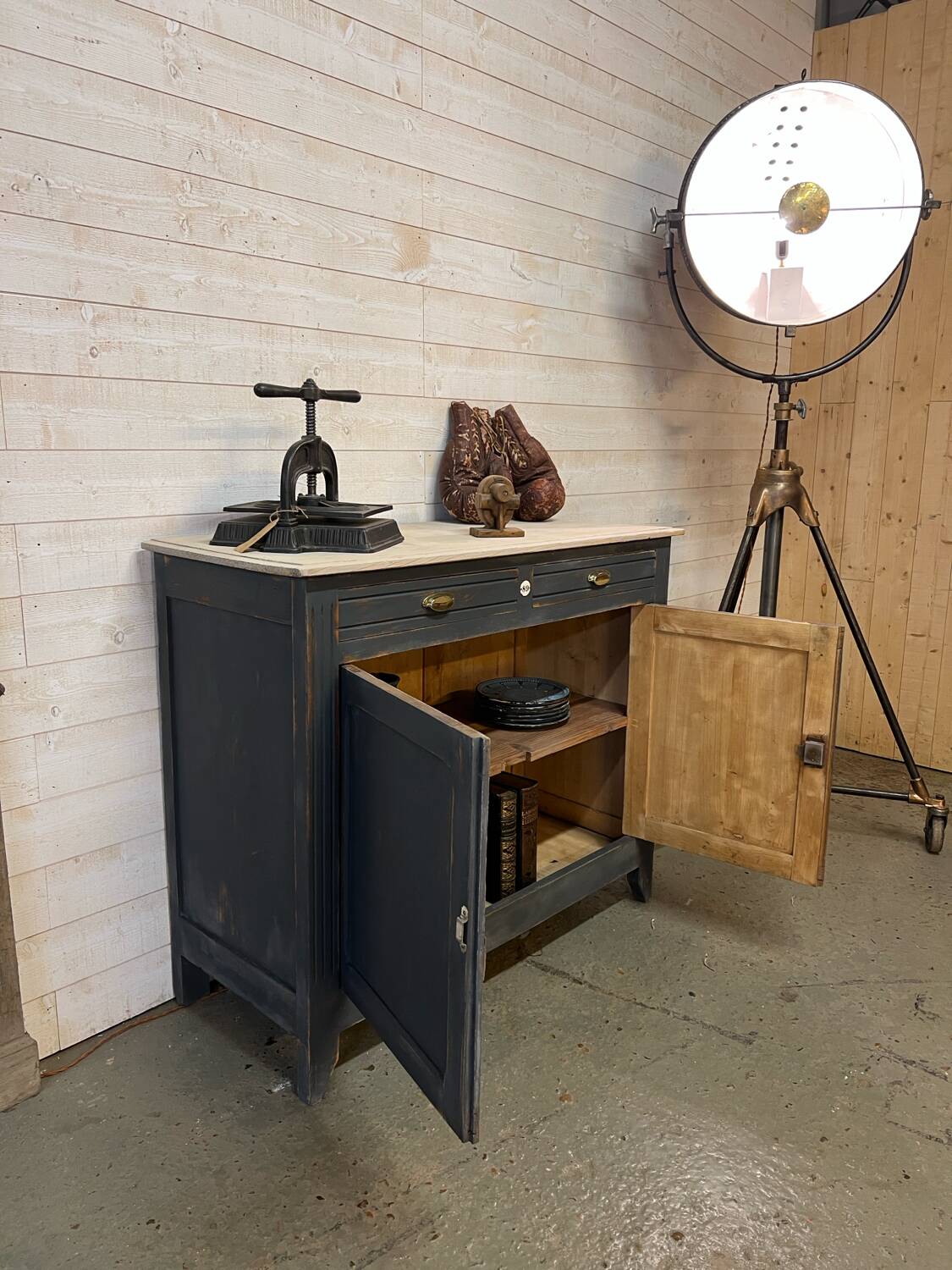 Black Parisian workshop buffet