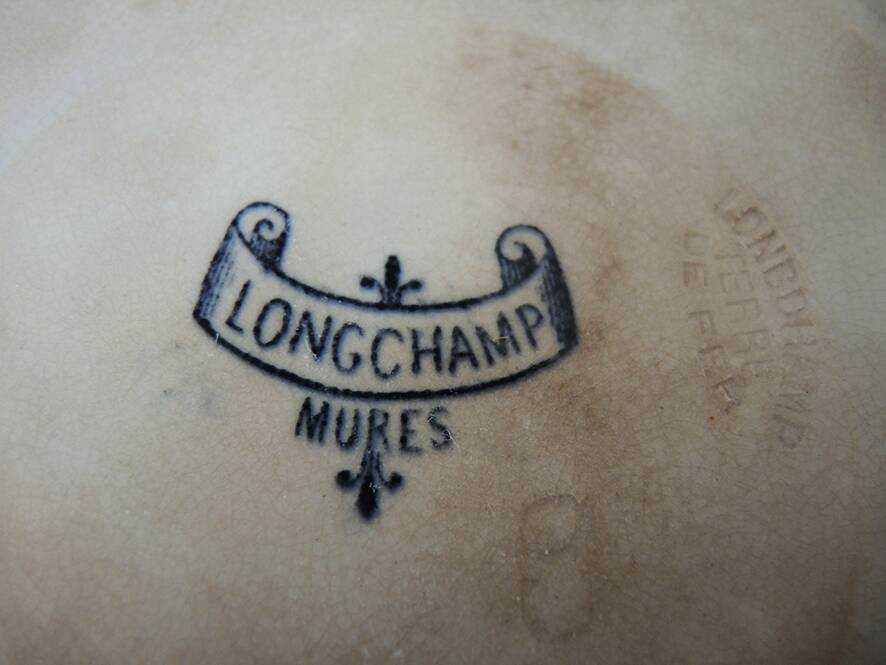 3 old flat plates in iron earth longchamp : blackberries
