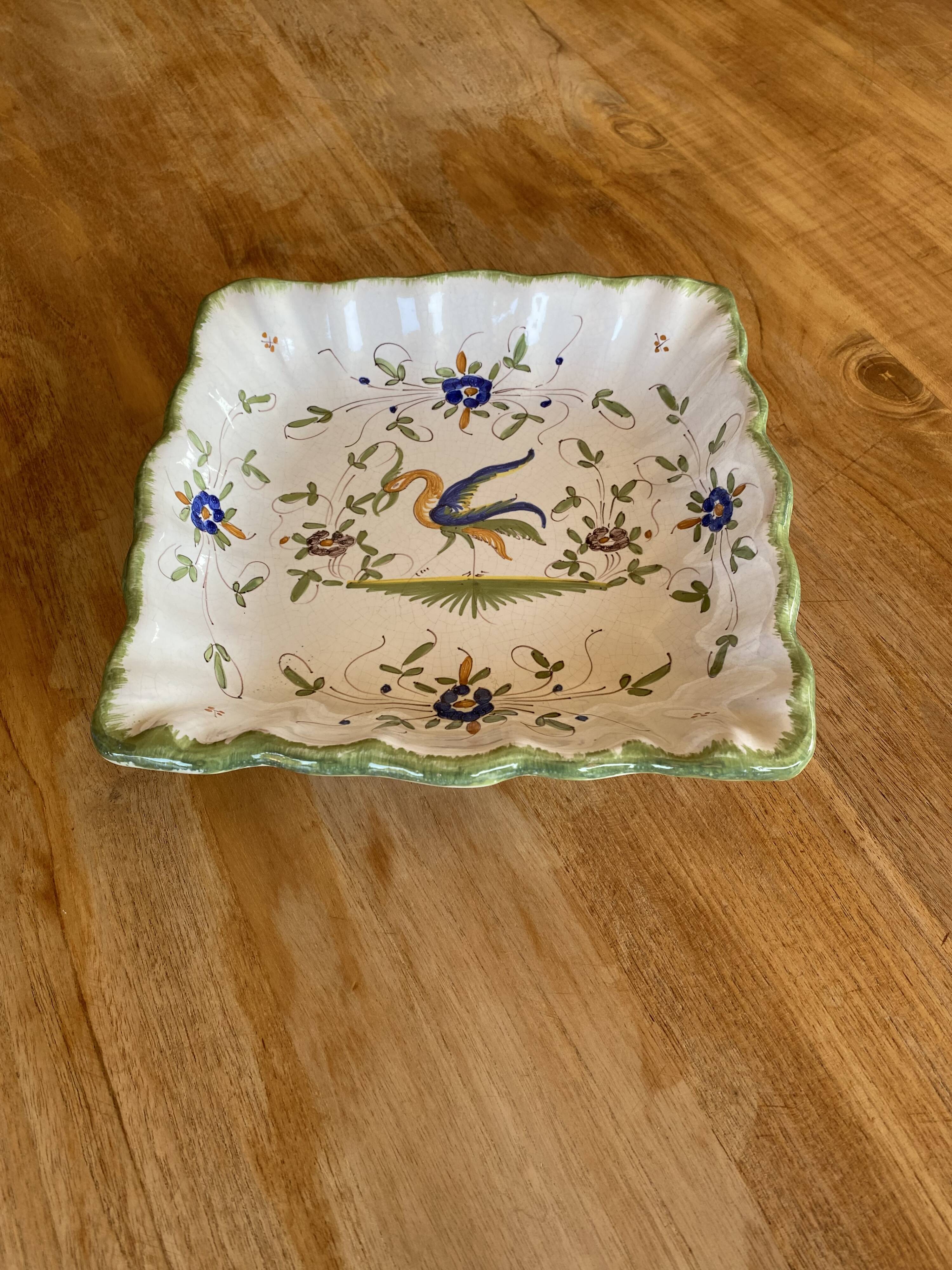 Petit plat décoratif carré et creux en porcelaine de Moustiers