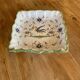 Petit plat décoratif carré et creux en porcelaine de Moustiers