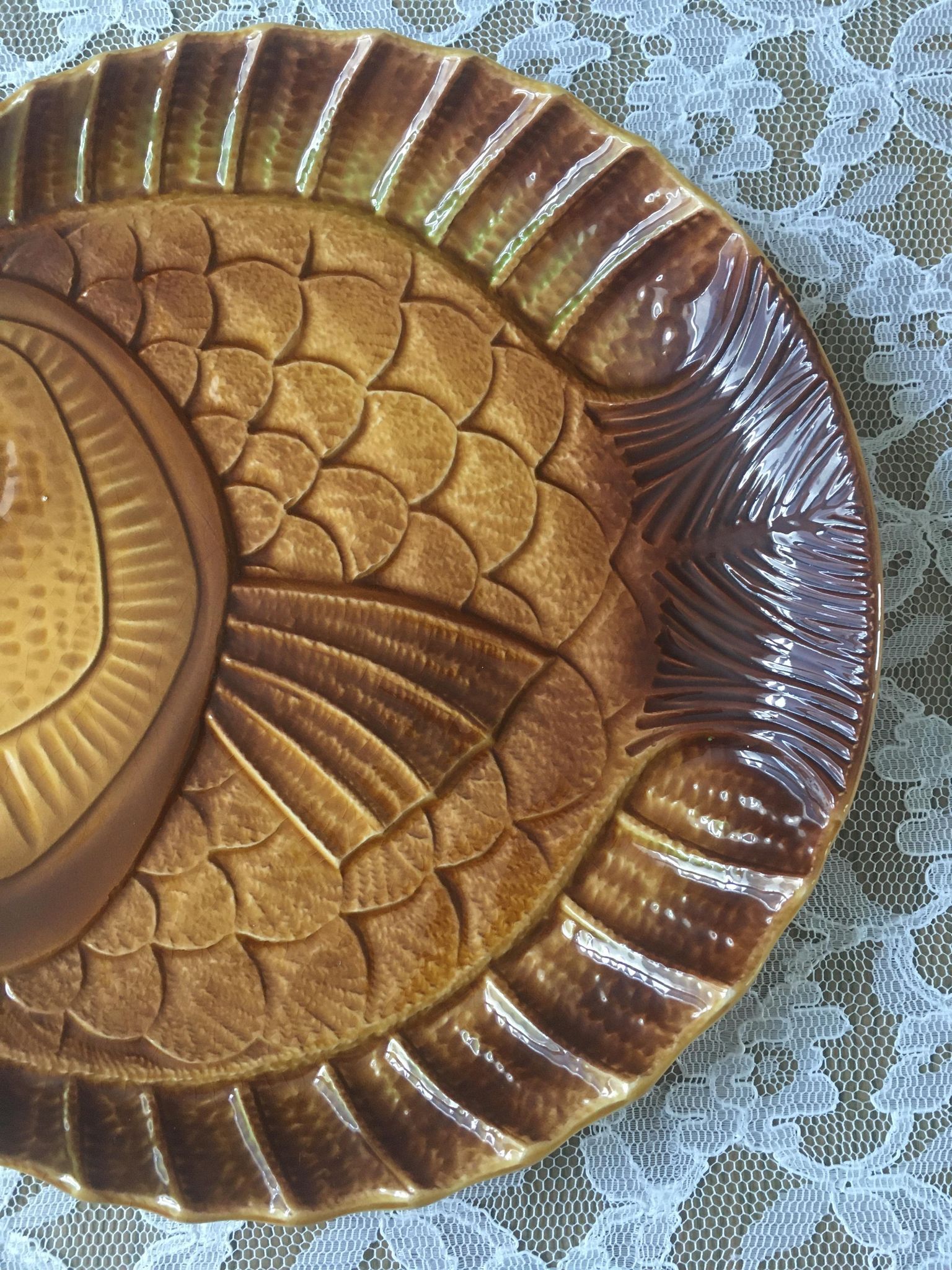 12 large fish plates in Sarreguemines slurry