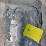 Verre bleu avec décor en relief de fruits