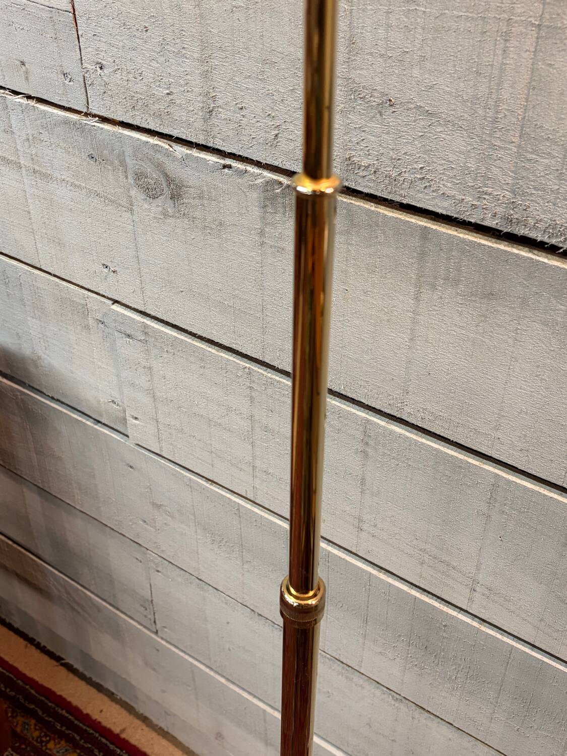 Articulated reading floor lamp in brass, design by DLG Fratelli Martini.