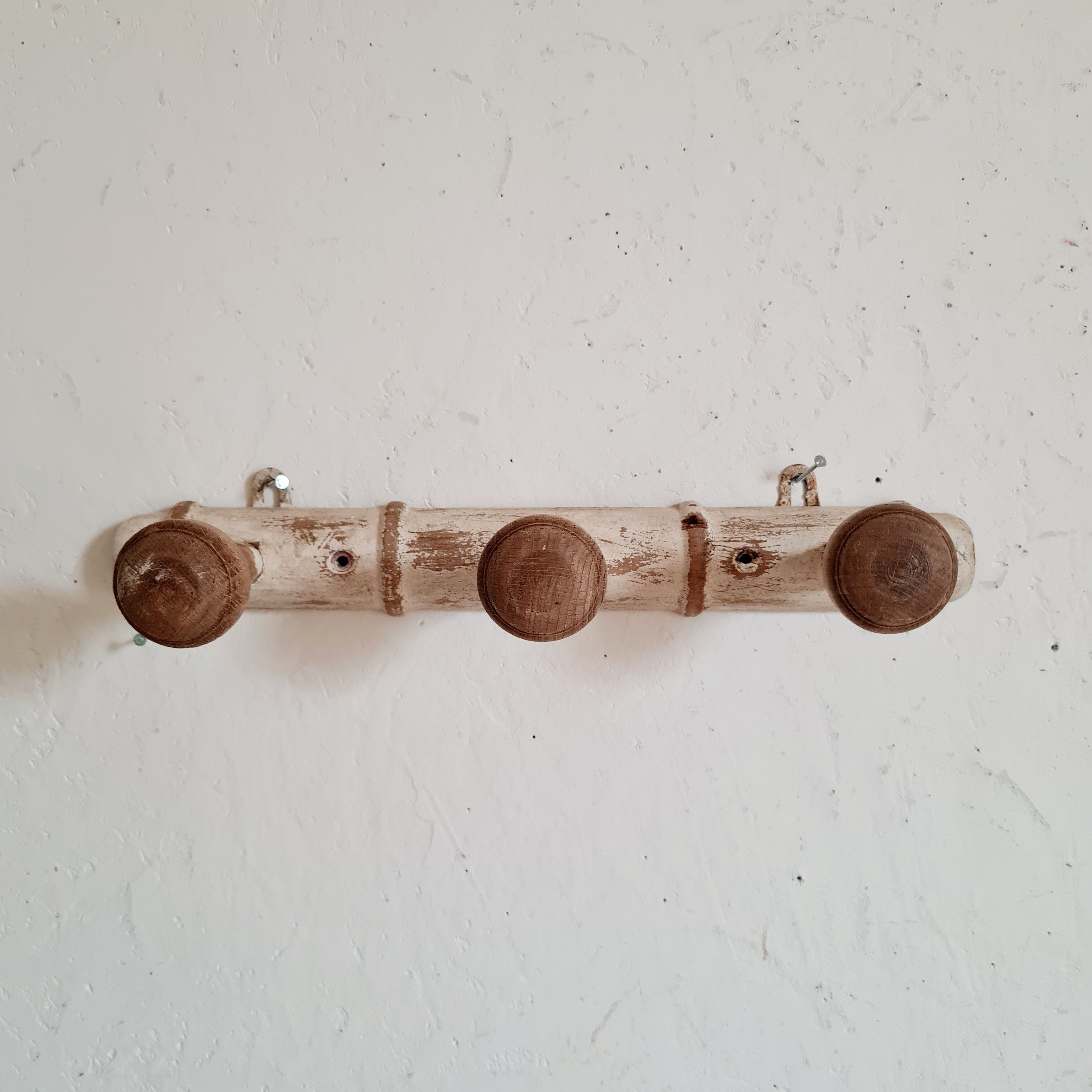 Porte-manteau patère bois et blanc patiné