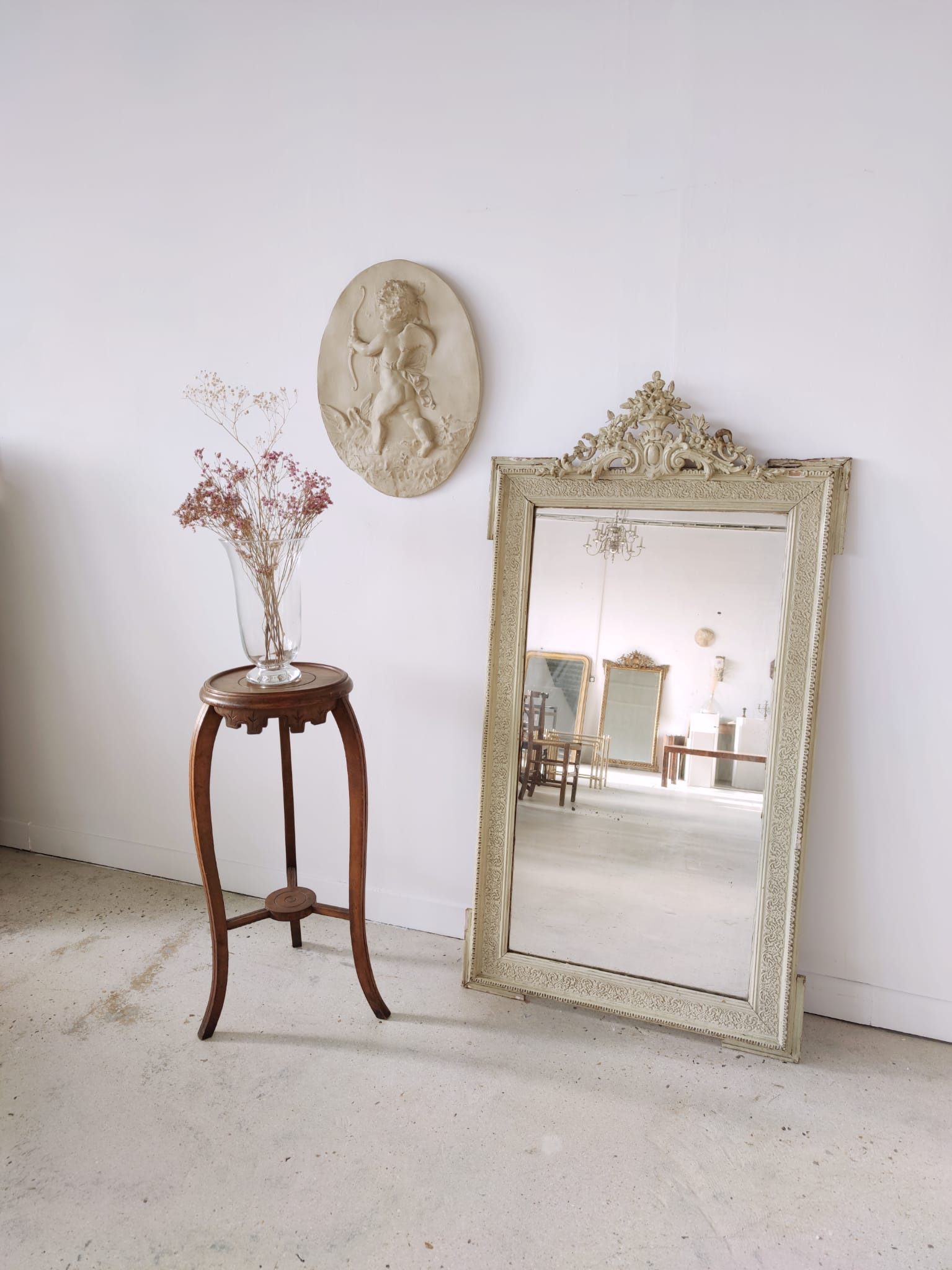 Rectangular mirror in light green lacquered wood with pediment H:1m39