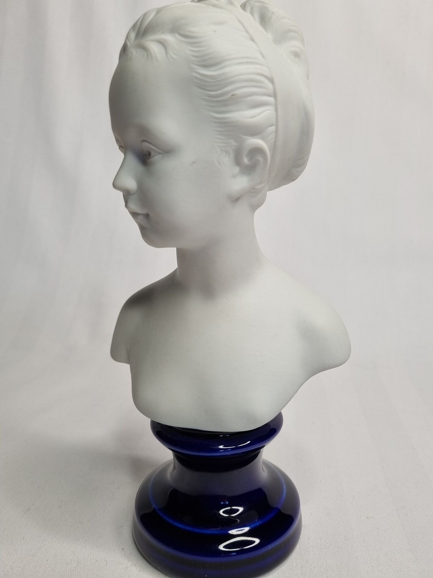 Bust in porcelain biscuit, Louise Brongniart child after Houdon, 20 cm