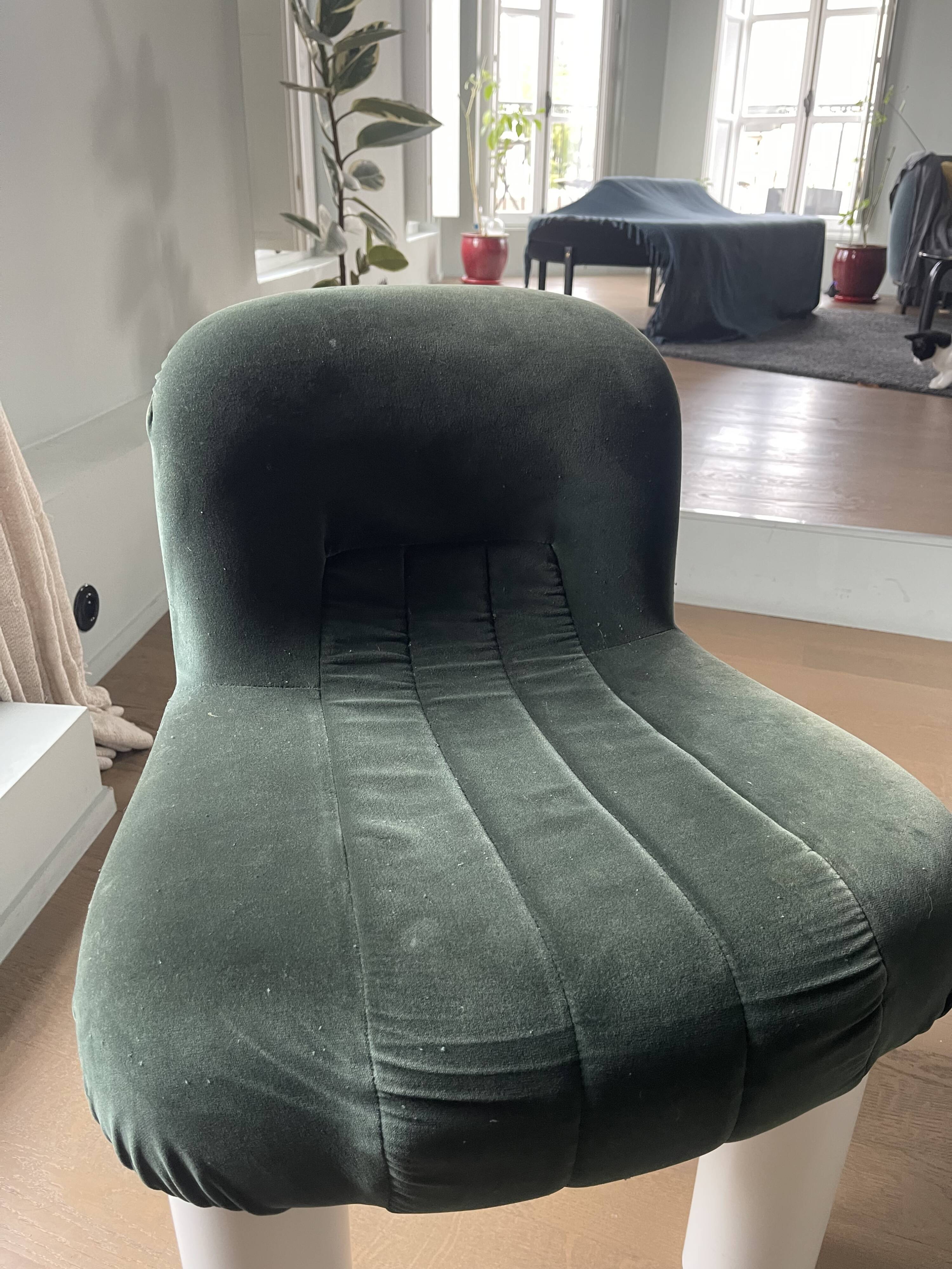 Botolo table chairs by Arflex