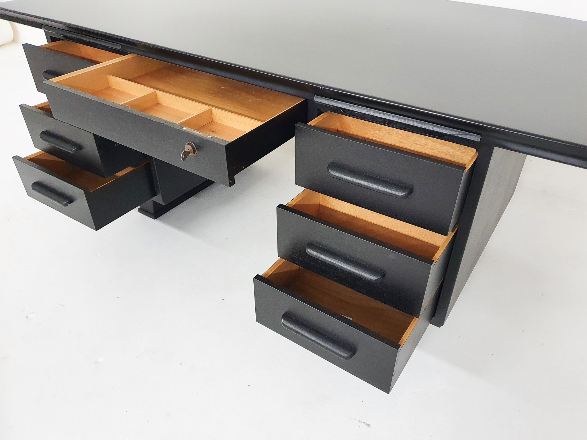 Bureau exécutif en bois noir, années 1960