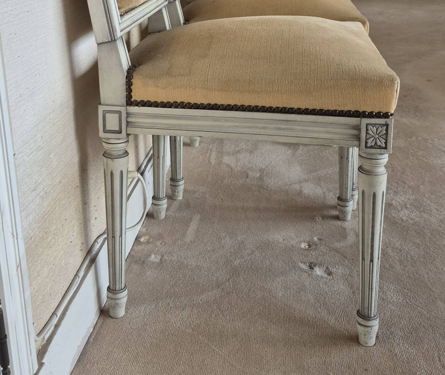 Chaise style Louis XVI assise velours beige doré